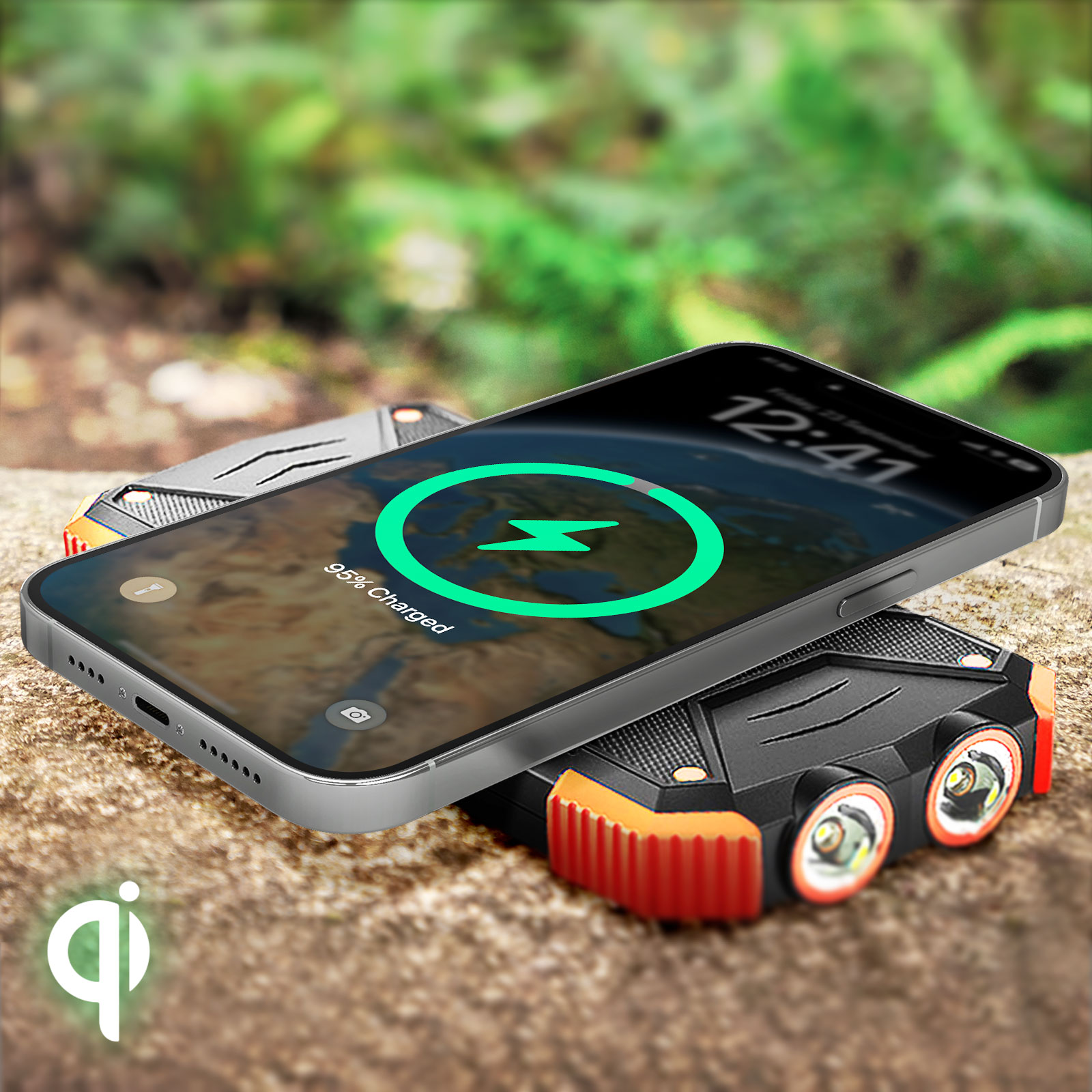 Ein Telefon, das auf einer Powerbank geladen wird und 95 % geladen anzeigt. Die Powerbank befindet sich auf einer rauen Oberfläche, mit unscharfem Hintergrund.