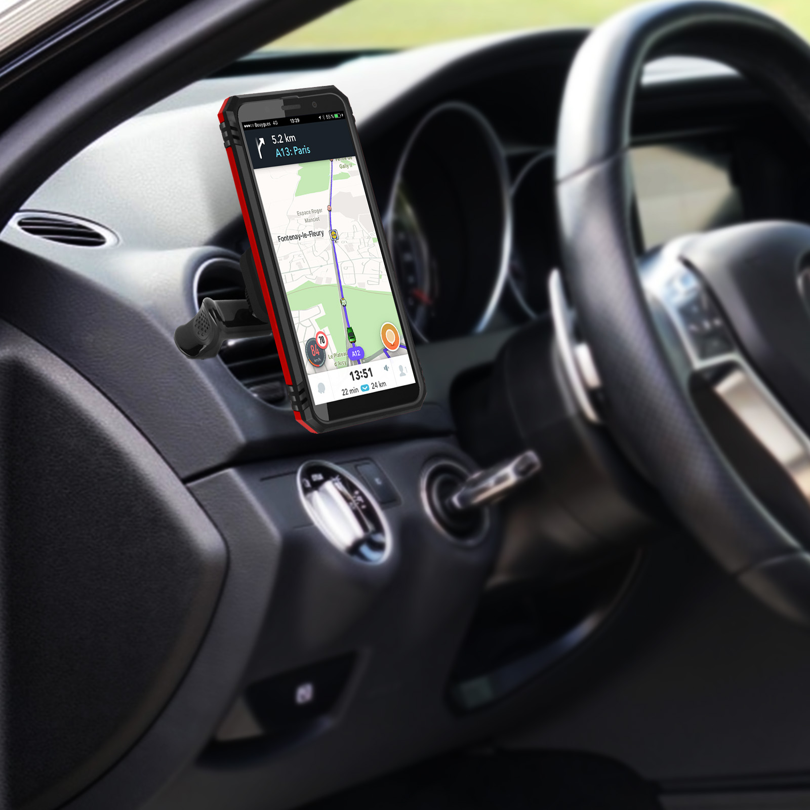 Telefon in einer Autohalterung, die eine Navigations-App anzeigt.