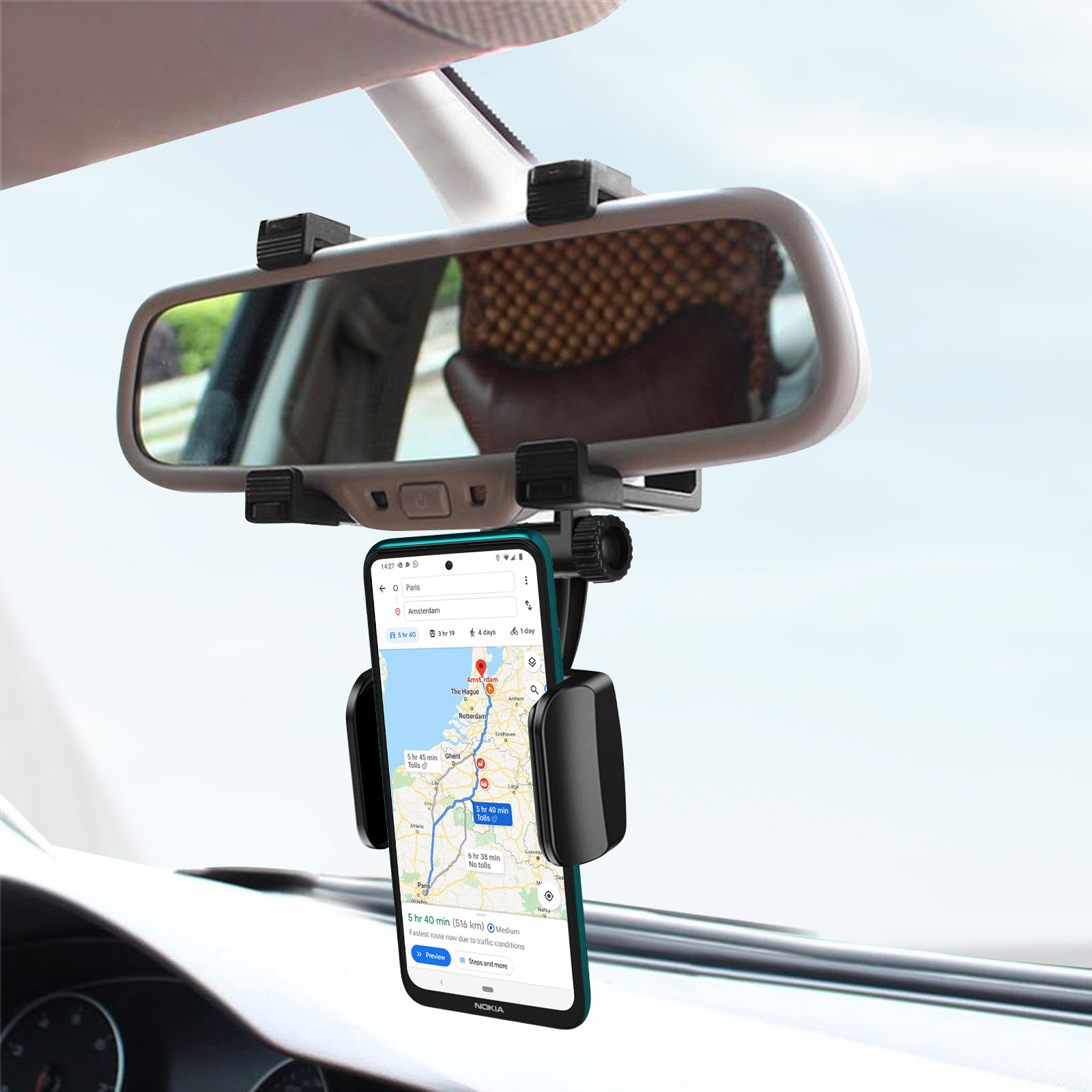 Telefono montato su un supporto per specchietto retrovisore per auto, che mostra un'app di mappe. Interno auto.