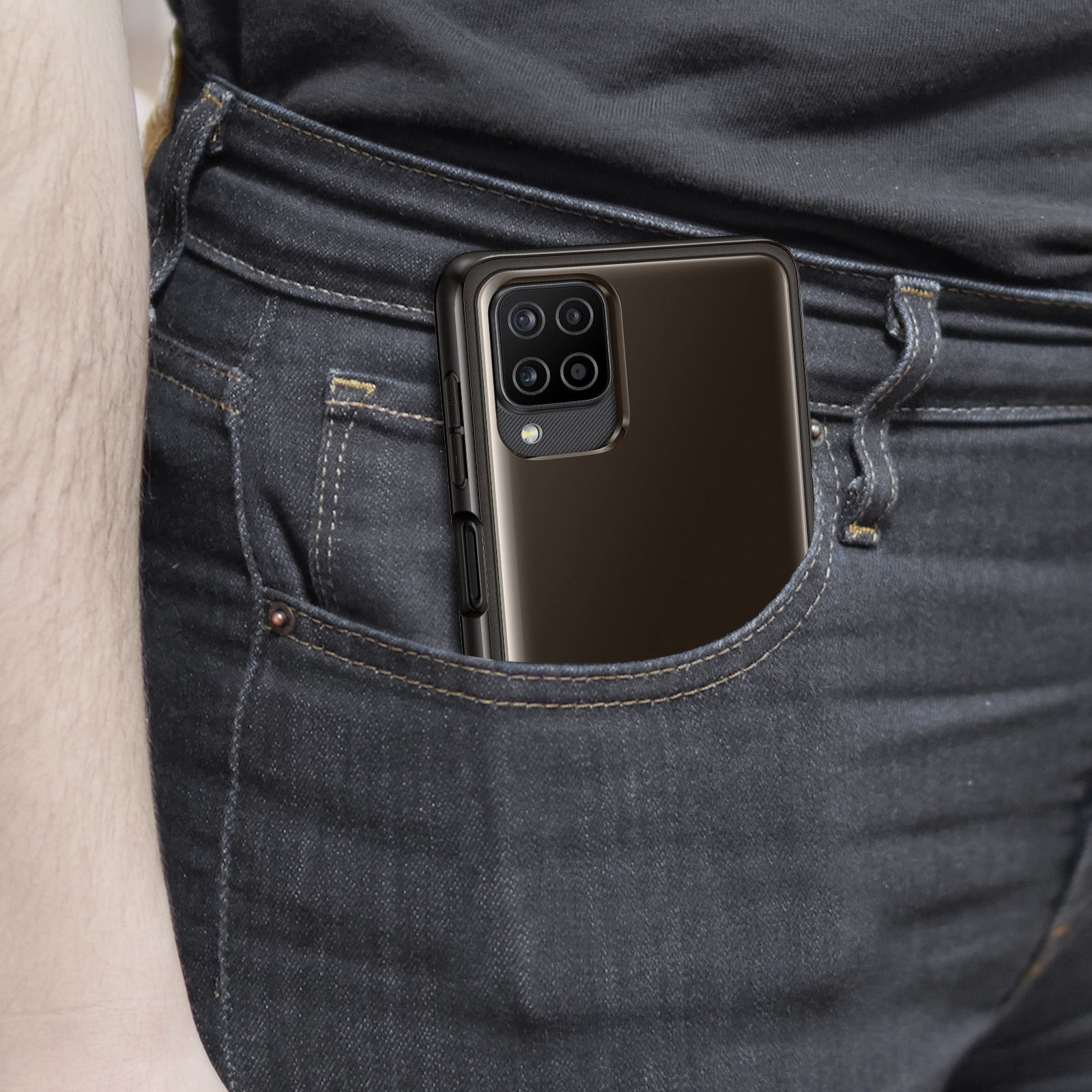 Telefon jest w kieszeni. Telefon jest czarny i w przezroczystym etui.