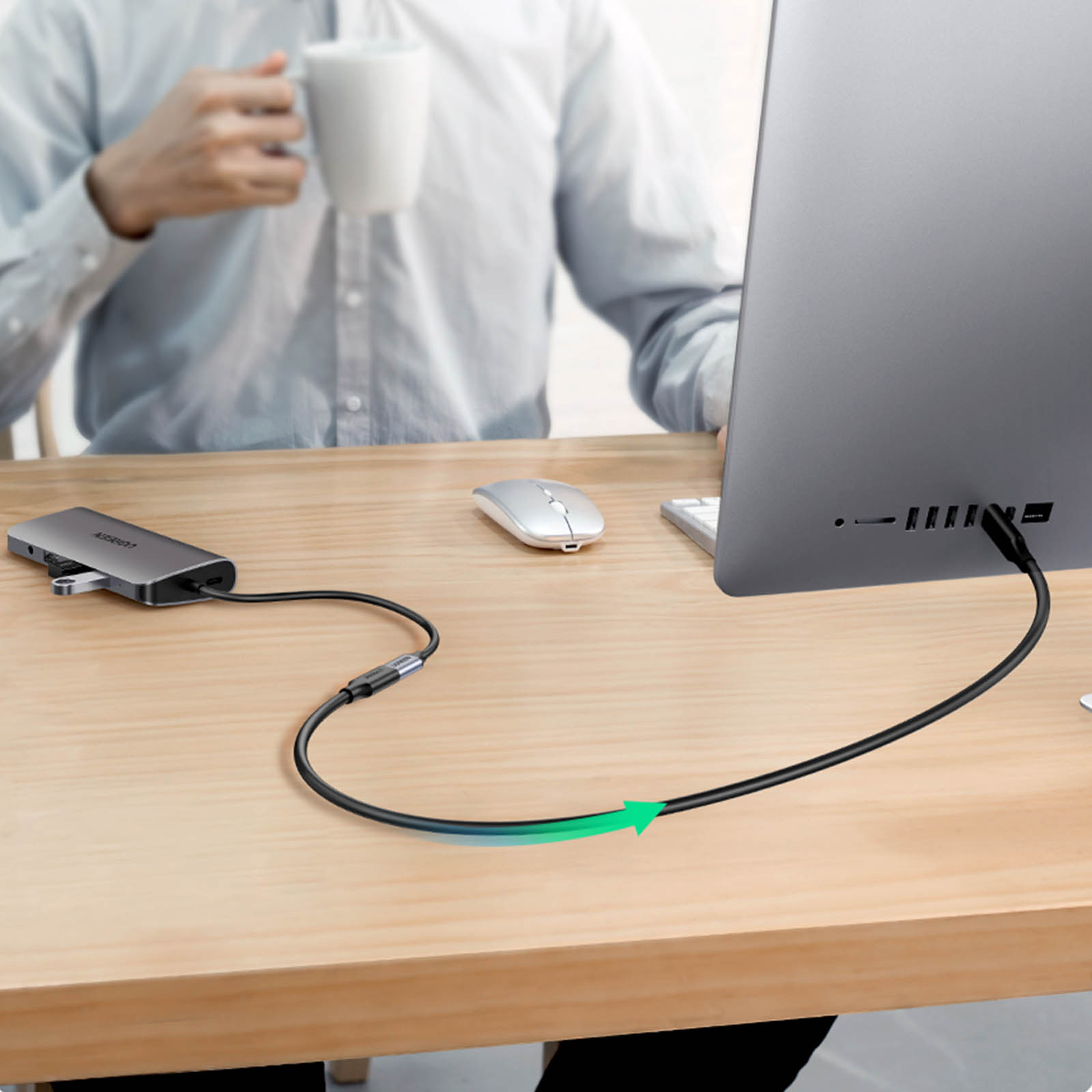 Bureau-opstelling. Een USB-hub, muis, toetsenbord en monitor zijn aangesloten. Groene pijl.