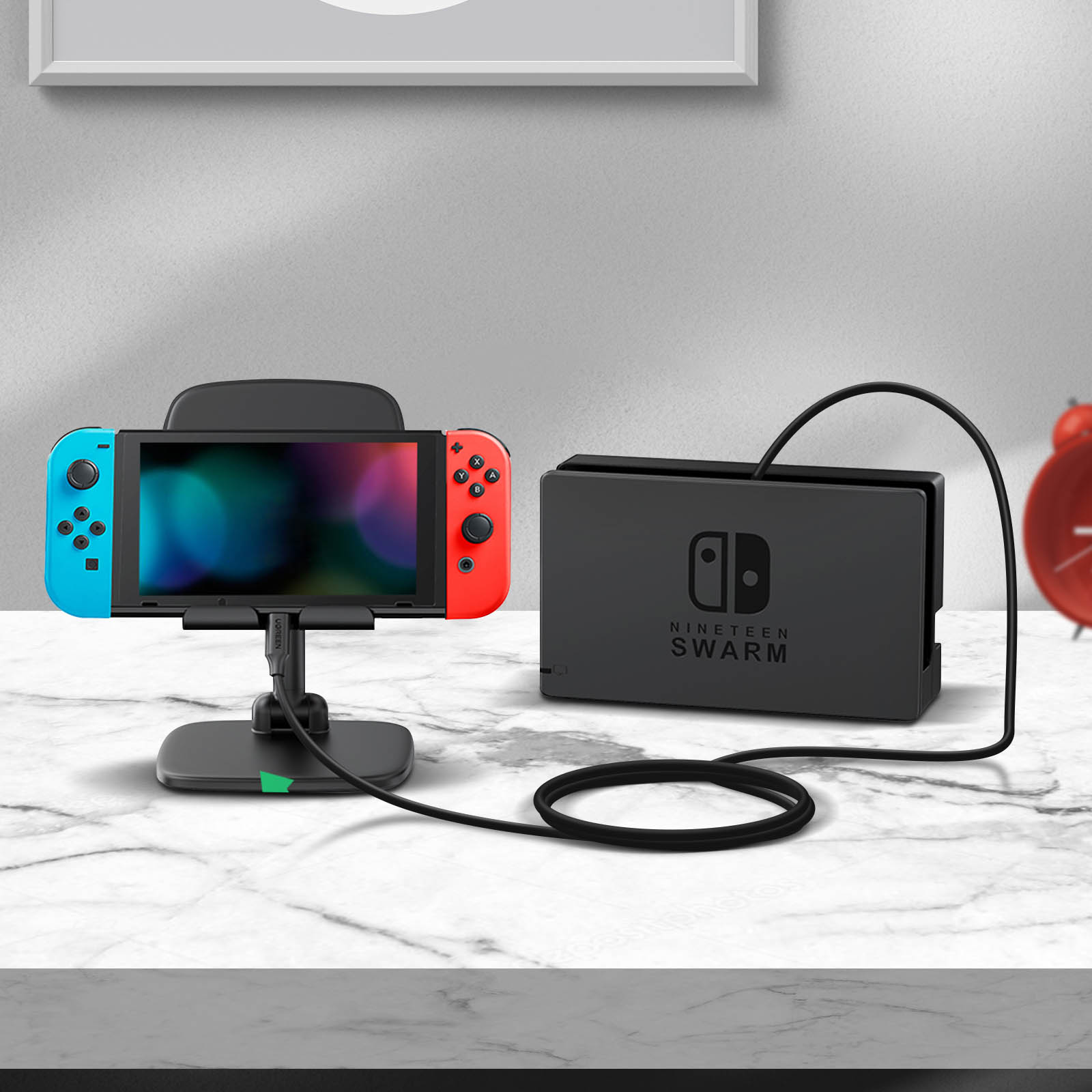 Gameconsole met controller, dock en zwarte kabel, op marmer, rode wekker.