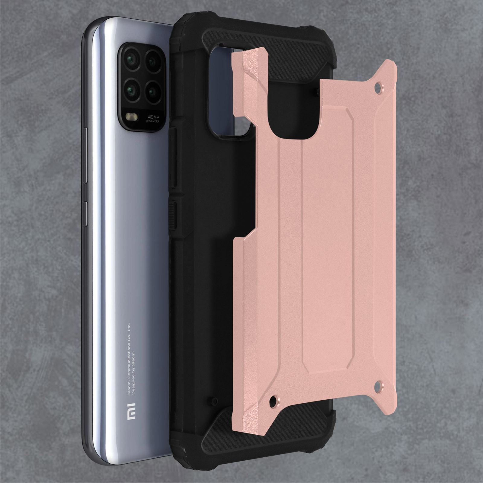 Telefono argentato con custodia rosa e nera. Il telefono è su una superficie grigia.