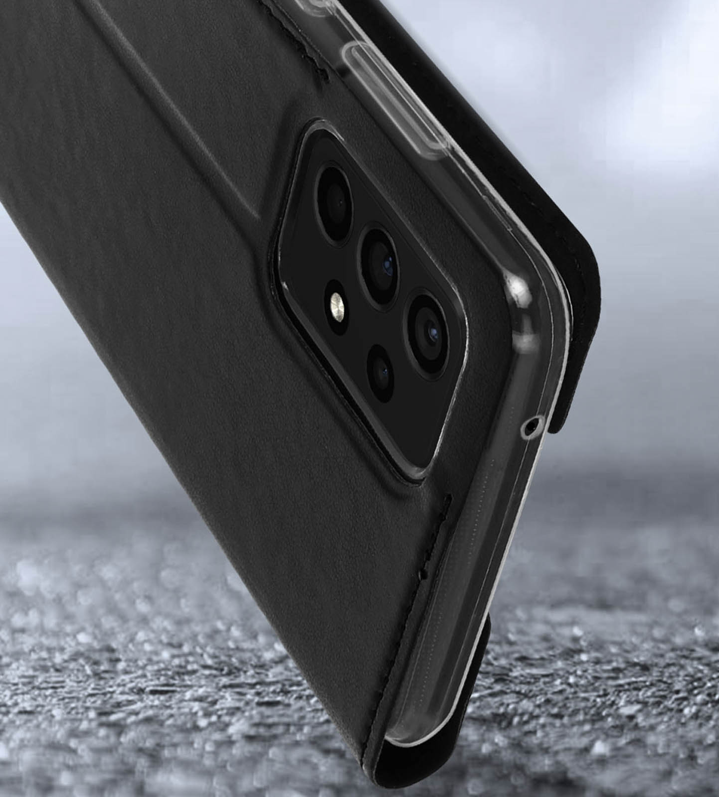 Custodia nera per telefono con fotocamera visibile. La custodia è su una superficie strutturata.