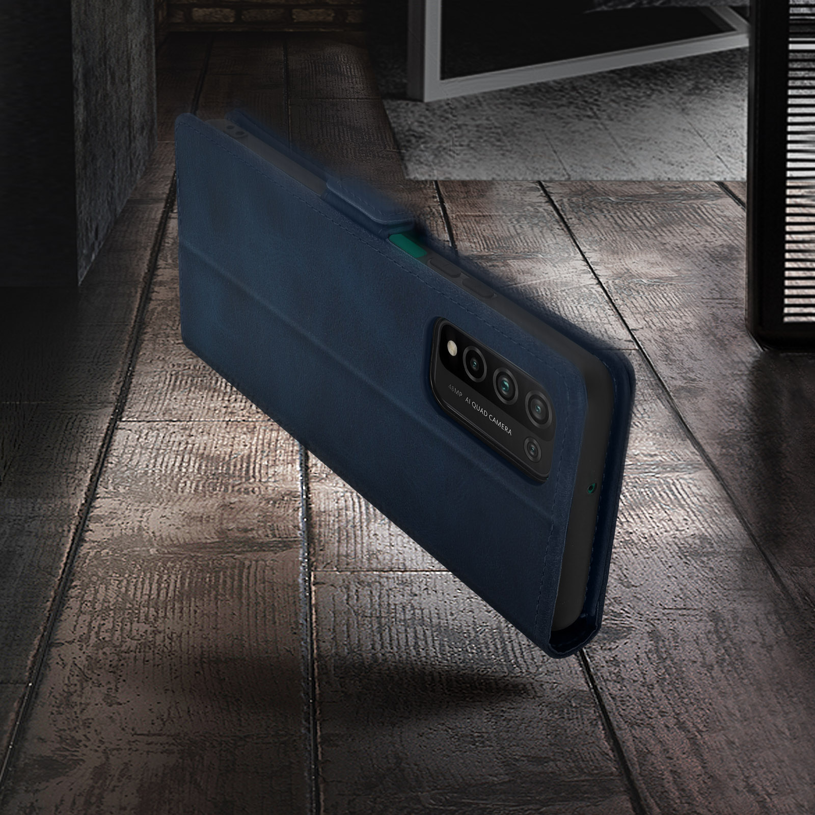 Blaue Handyhülle auf Holzoberfläche. Telefonkamera ist sichtbar. Dunkler Hintergrund.