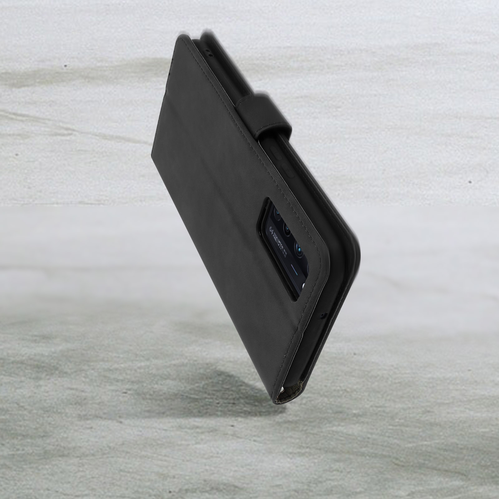 Una custodia nera per telefono è angolata, mostrando il telefono e l'interno della custodia. Lo sfondo è grigio.