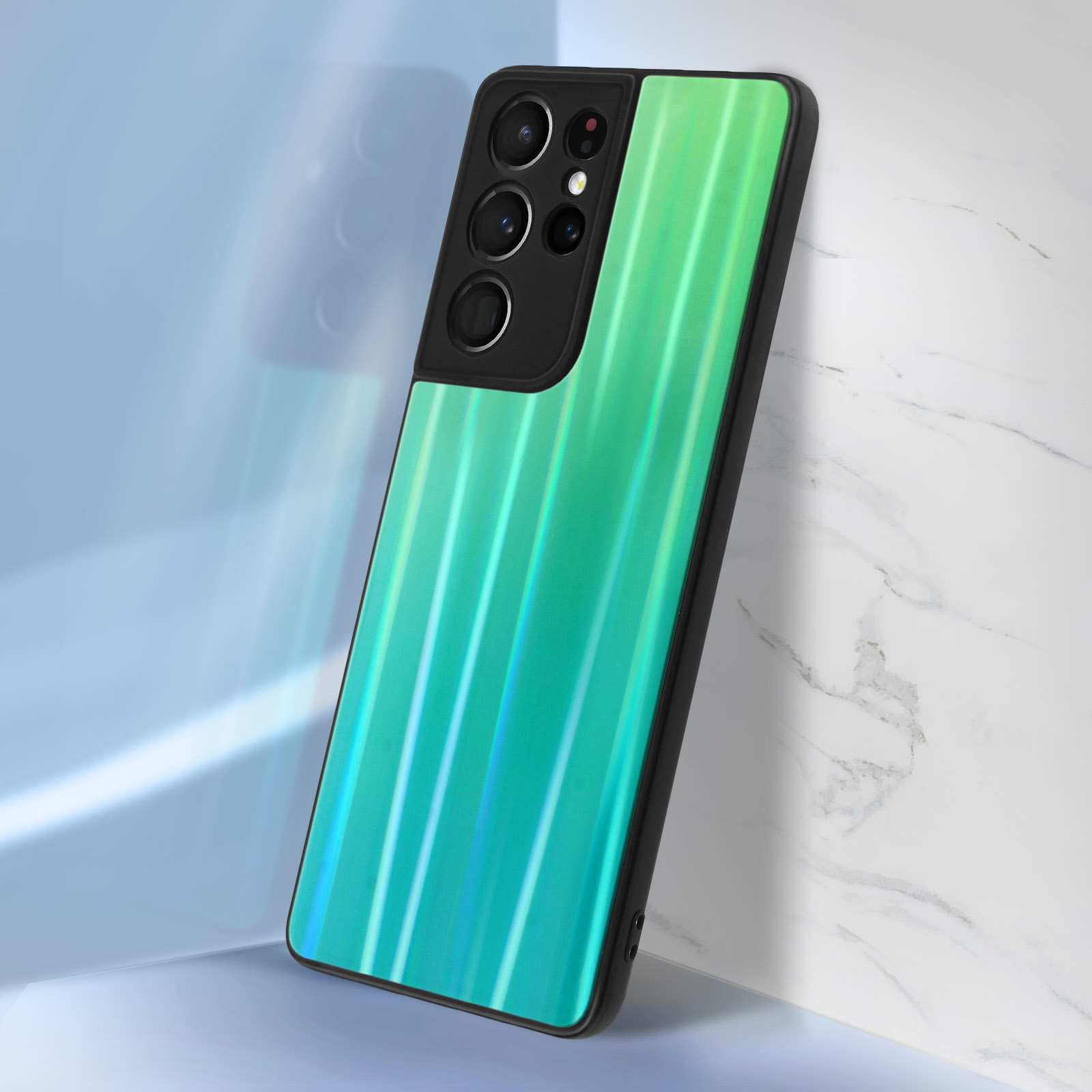 Custodia per telefono verde e nera con tre fotocamere. Su sfondo azzurro con riflessi.