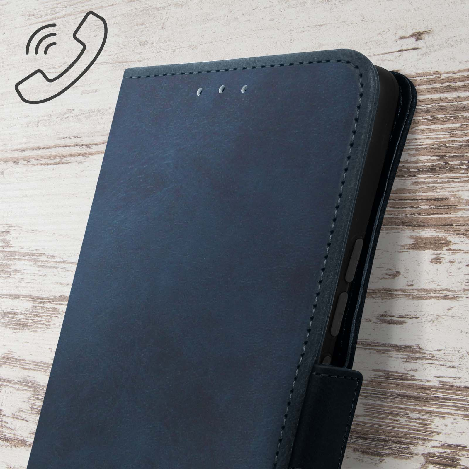Primo piano di una custodia blu con icona telefono. Su una superficie in legno.