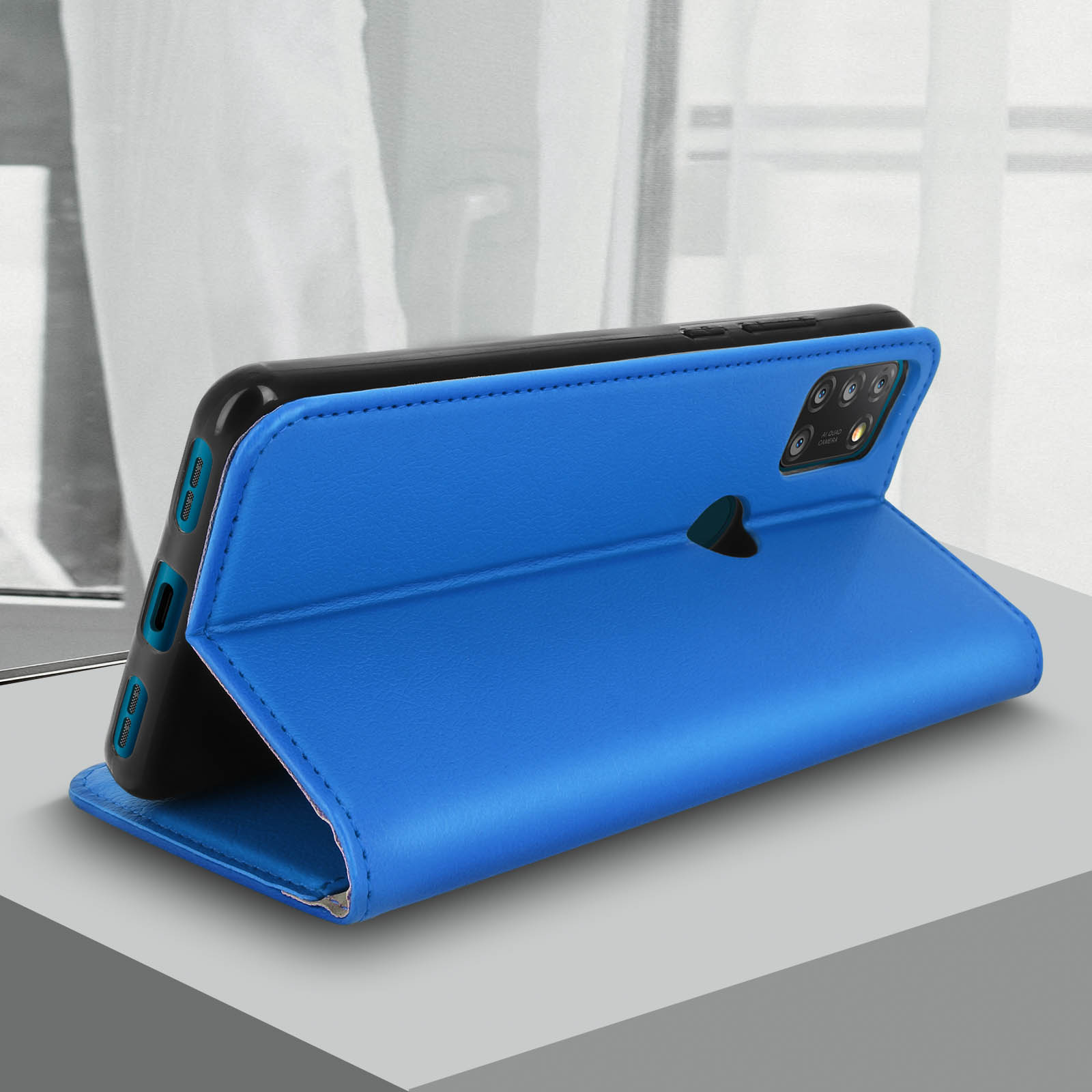 Custodia blu per telefono. Telefono aperto. Finestra sullo sfondo.