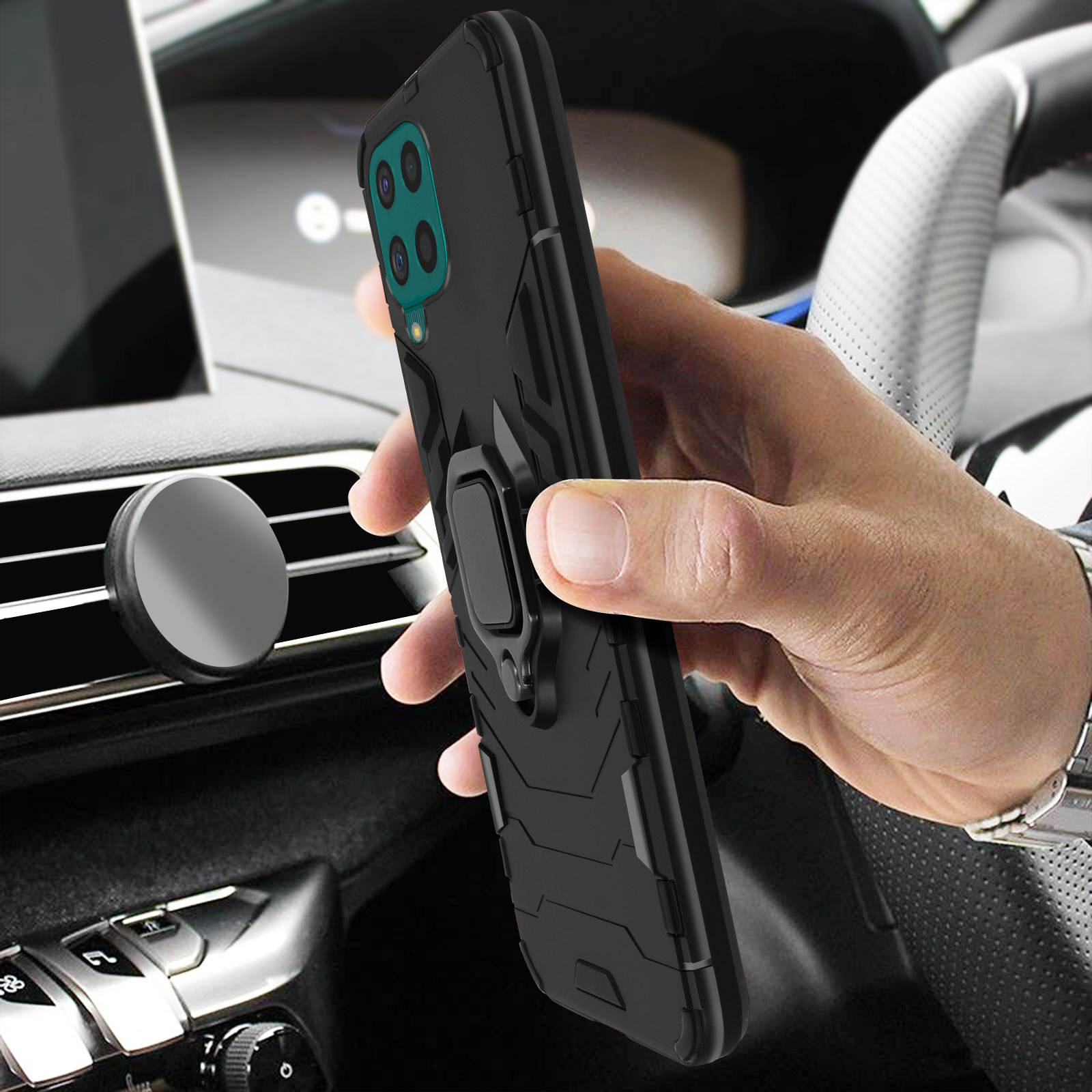 Una mano che tiene una custodia nera per telefono con un telefono all'interno. Il telefono è in un'auto.