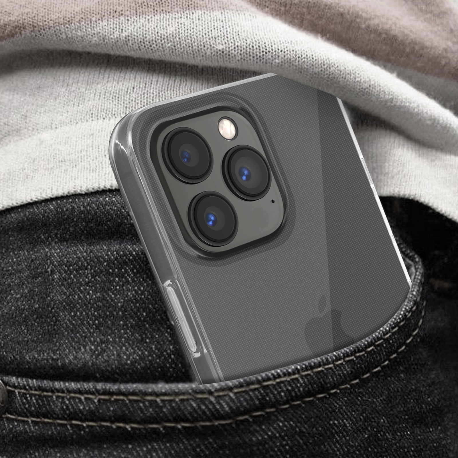 Un telefono è in una tasca, con una custodia trasparente. La custodia ha tre fotocamere e il logo Apple.