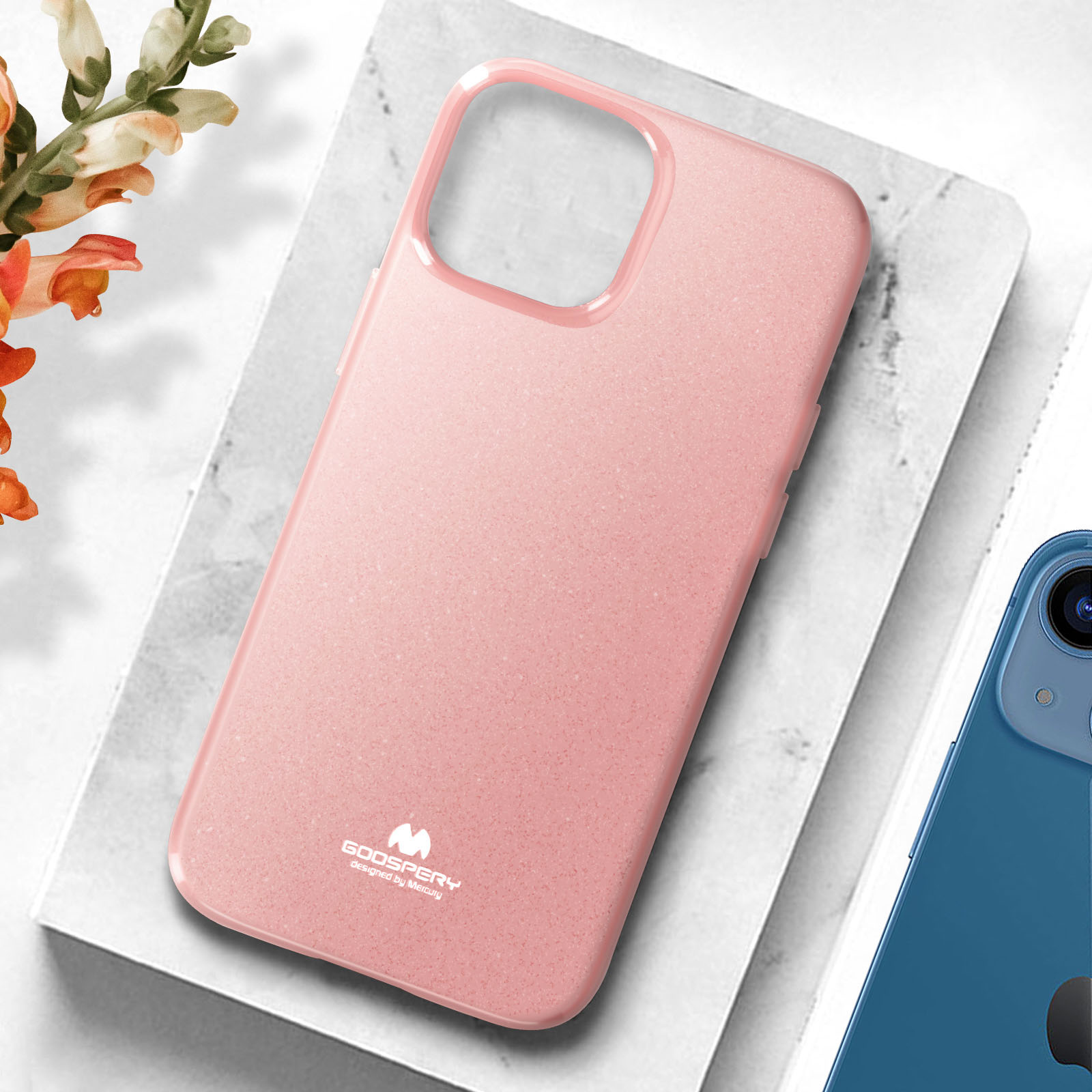 Una custodia rosa per telefono su una superficie bianca con dei fiori. La custodia ha il marchio Goospery.