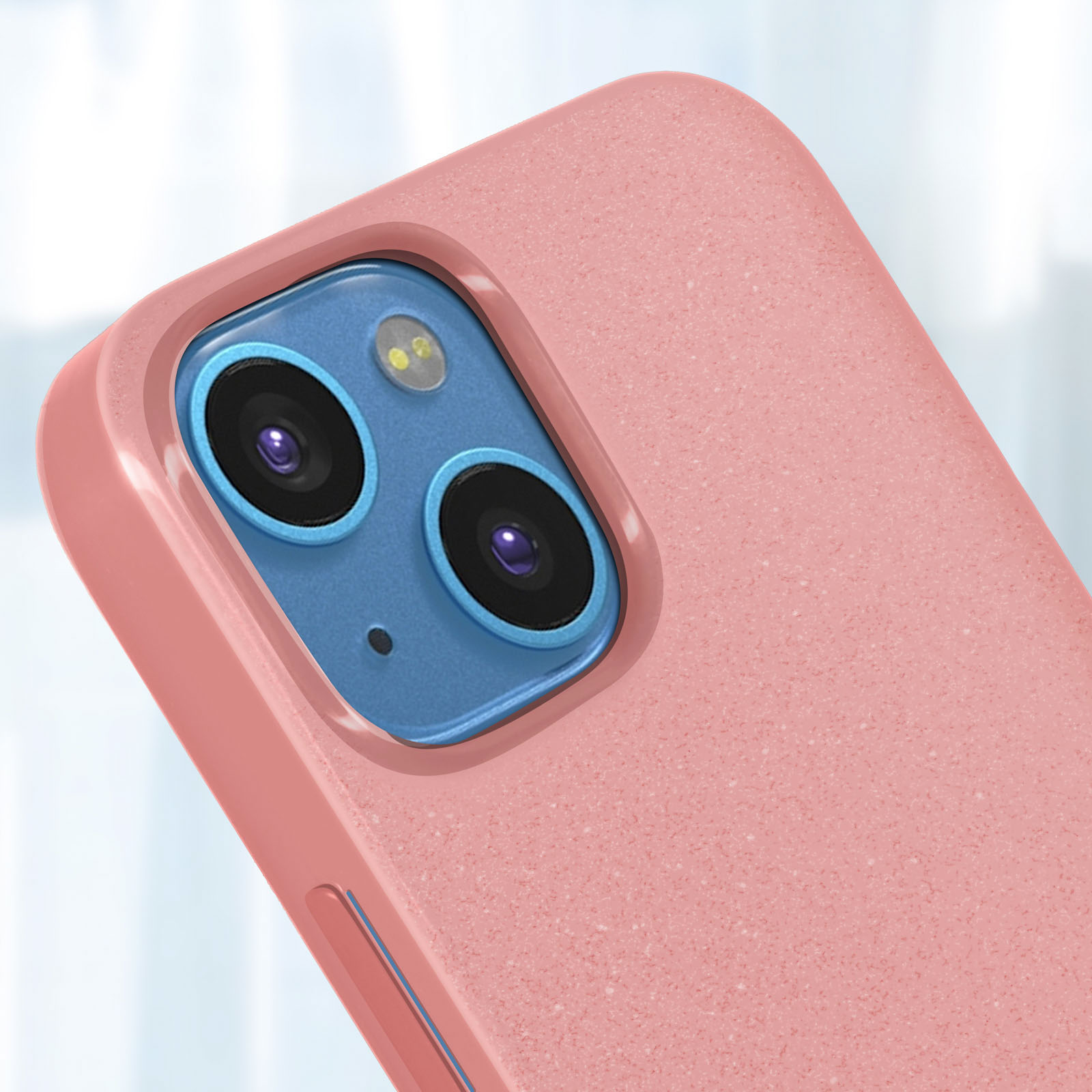 Primo piano di una custodia per telefono rosa con un rialzo della fotocamera. Il telefono ha due lenti.