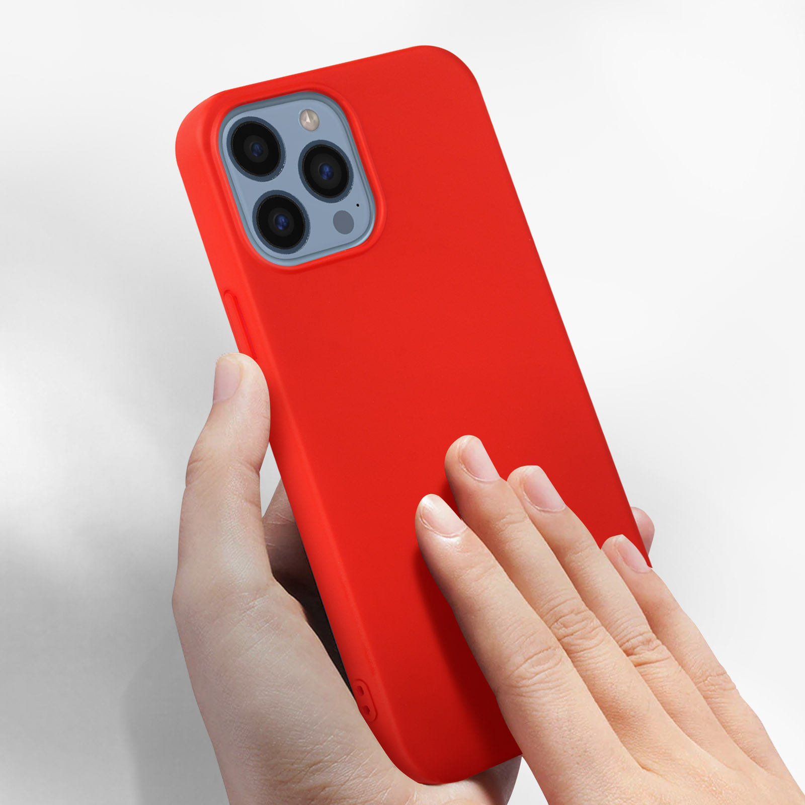 Hand die een rode telefoonhoes vasthoudt tegen een witte achtergrond.