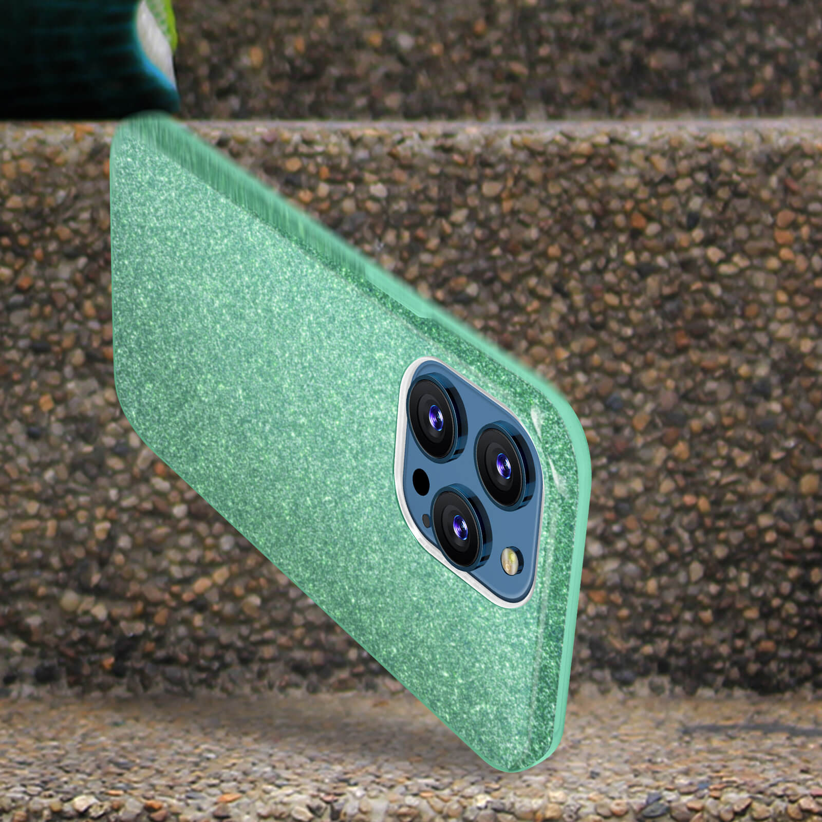 Custodia verde glitterata per telefono, mostra le lenti della fotocamera.