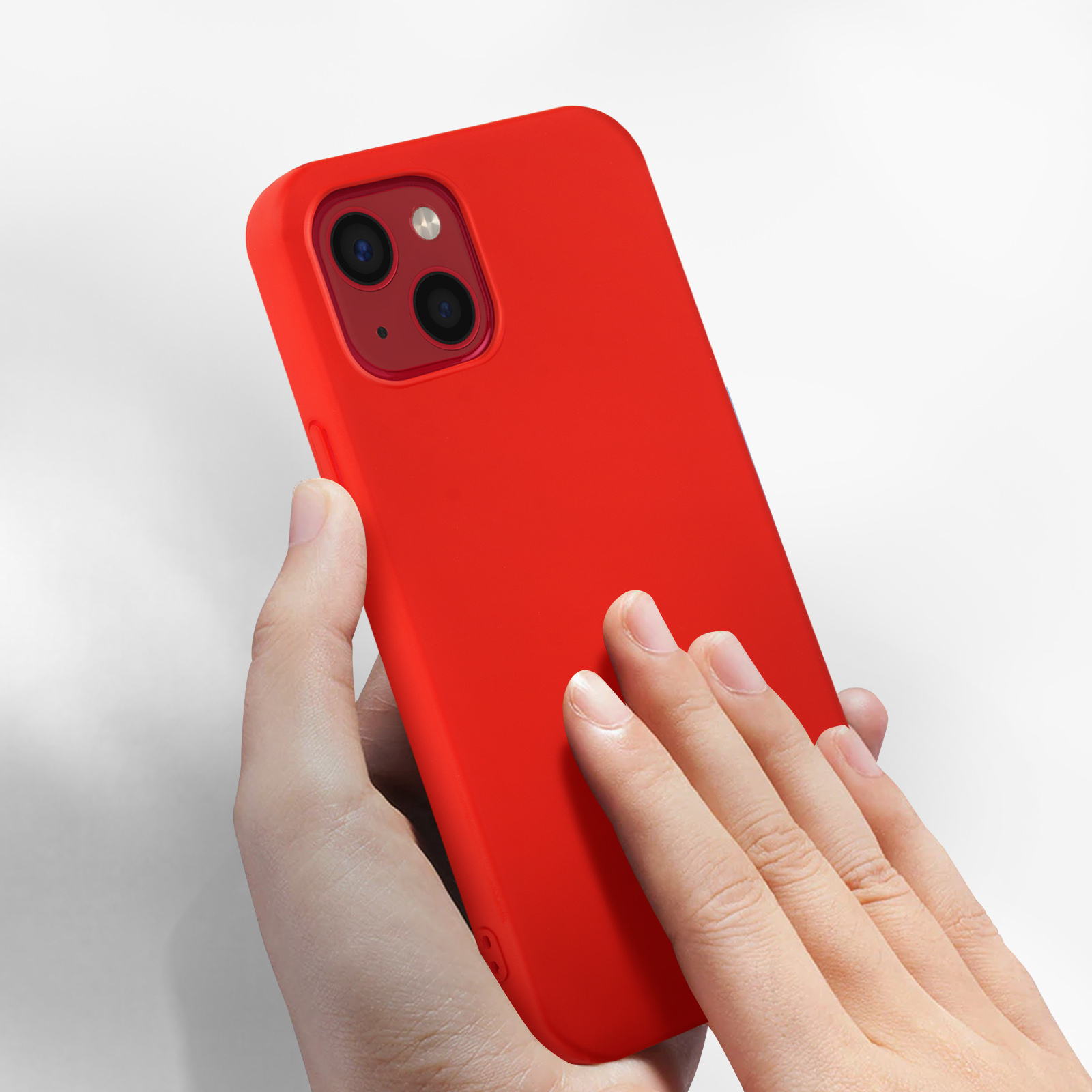Una mano che tiene una custodia per telefono rossa con un telefono dentro, su sfondo bianco.