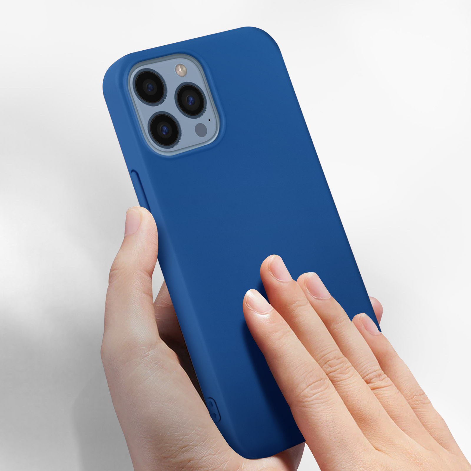 Een hand houdt een blauw telefoonhoesje vast. Het hoesje bedekt de achterkant van de telefoon.