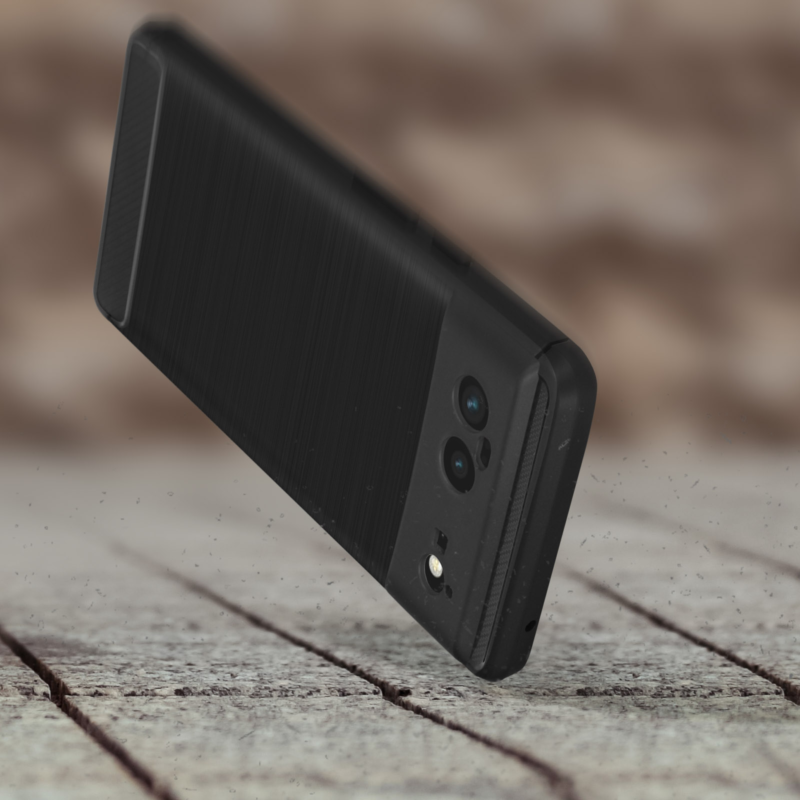 Coque de téléphone noire avec dos texturé, avec une configuration à double caméra sur fond en bois.