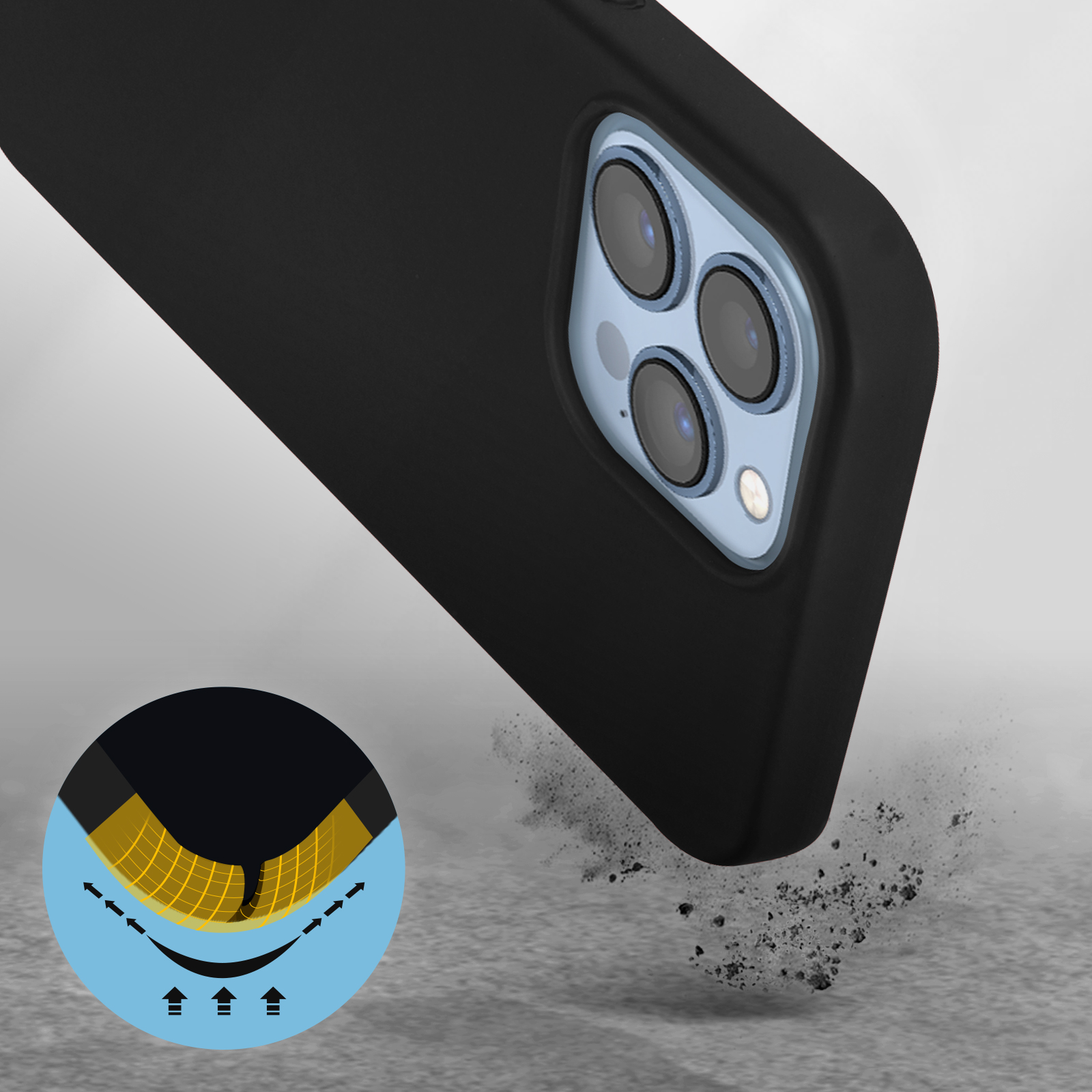 Zwarte telefoonhoes met camera-uitsparingen op grijze ondergrond, klein puin verspreid.