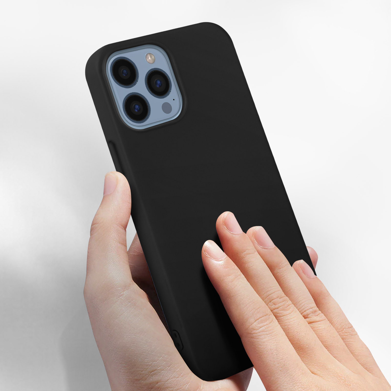 Une main tenant une coque de téléphone noire, avec un téléphone à l'intérieur. L'étui est légèrement ouvert, sur fond blanc.