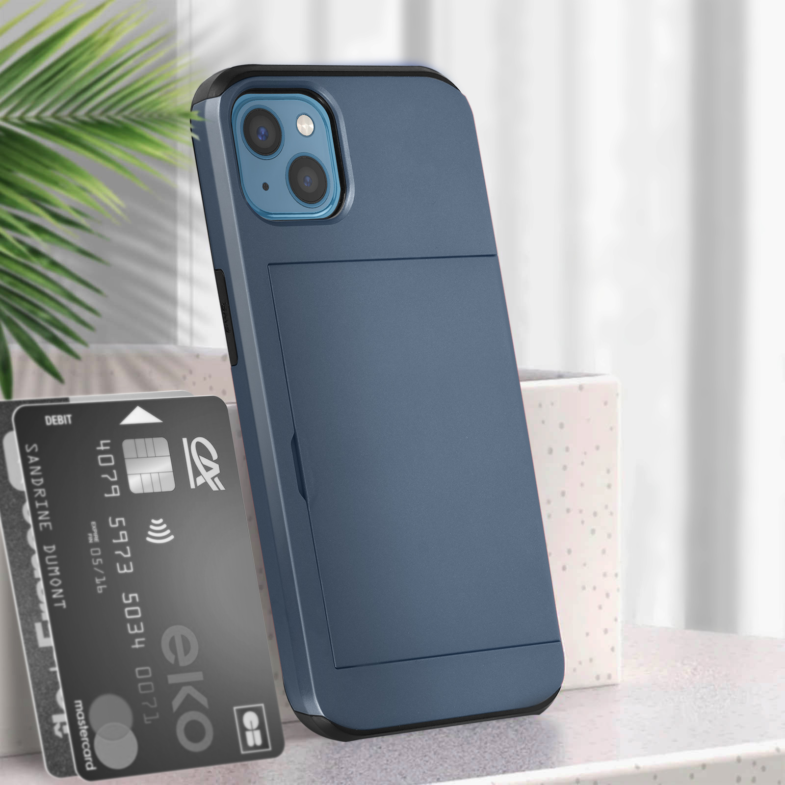 Custodia blu per telefono con scomparti per carte, con carte visibili.  Una carta di debito accanto.