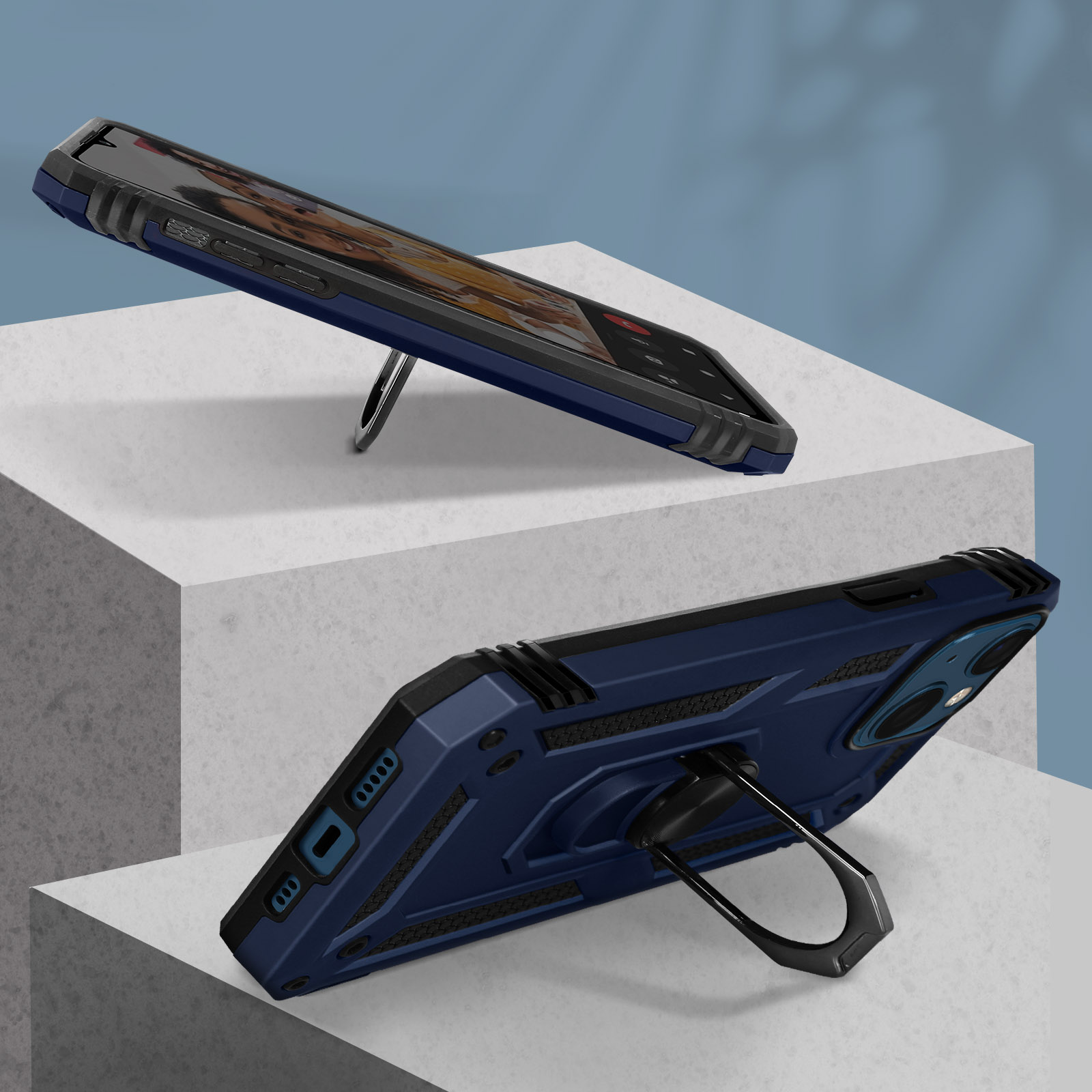 Coque de téléphone sur une surface blanche. Deux angles, coque noire et bleue.