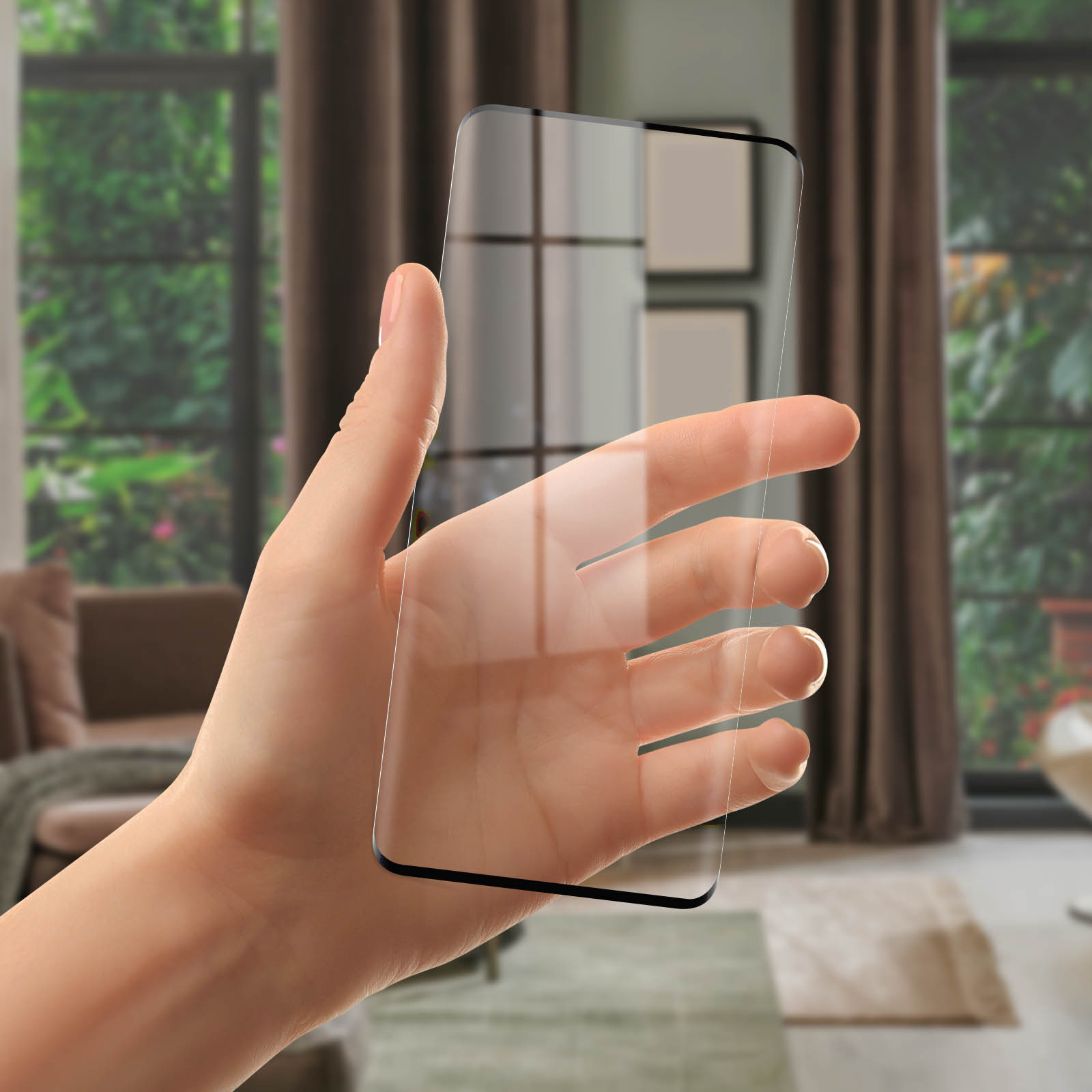 Eine Hand hält einen transparenten Displayschutz für das Telefon. Ein Fenster ist im Hintergrund.