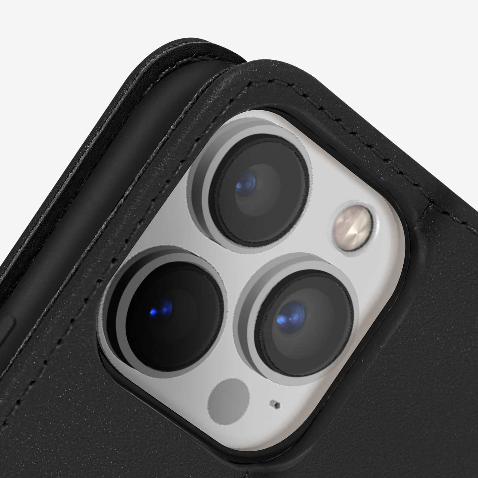 Gros plan du module caméra d'un téléphone, avec trois lentilles dans un boîtier noir.