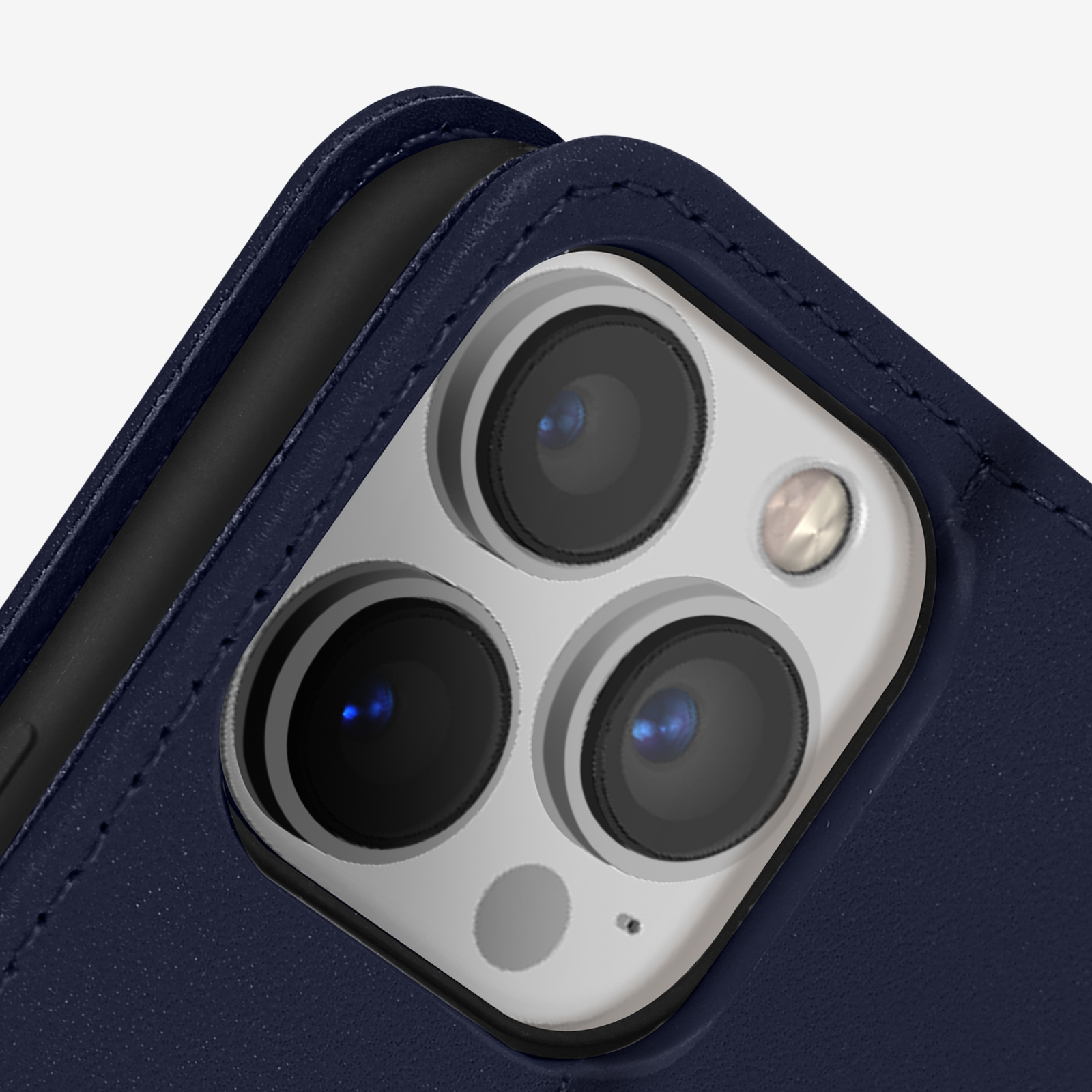 Close-up van een donkerblauwe telefoonhoes met drie cameralenzen. Achtergrond is wit.