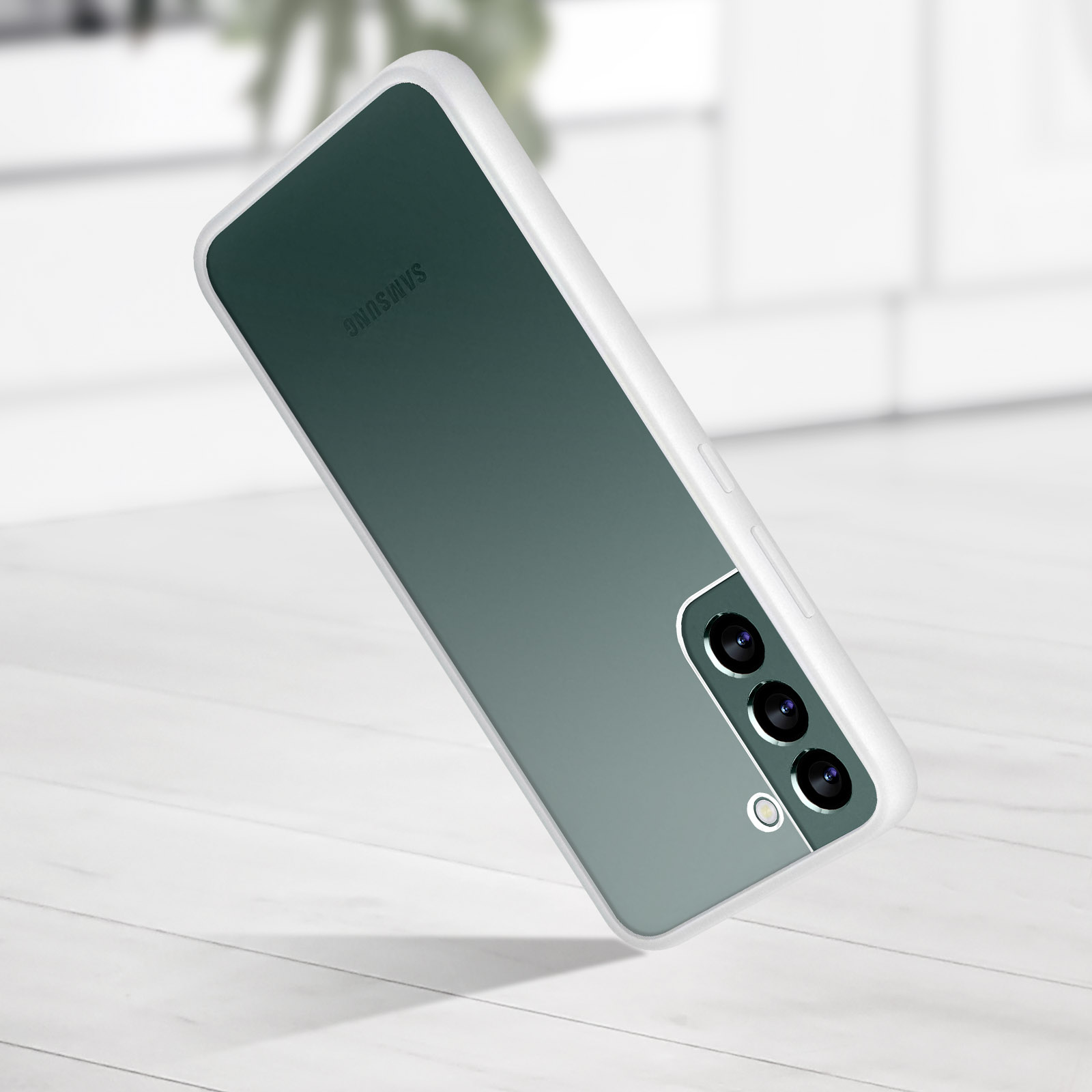 Una funda de teléfono es verde en la parte trasera y blanca en los laterales. La funda está sobre una superficie de madera.
