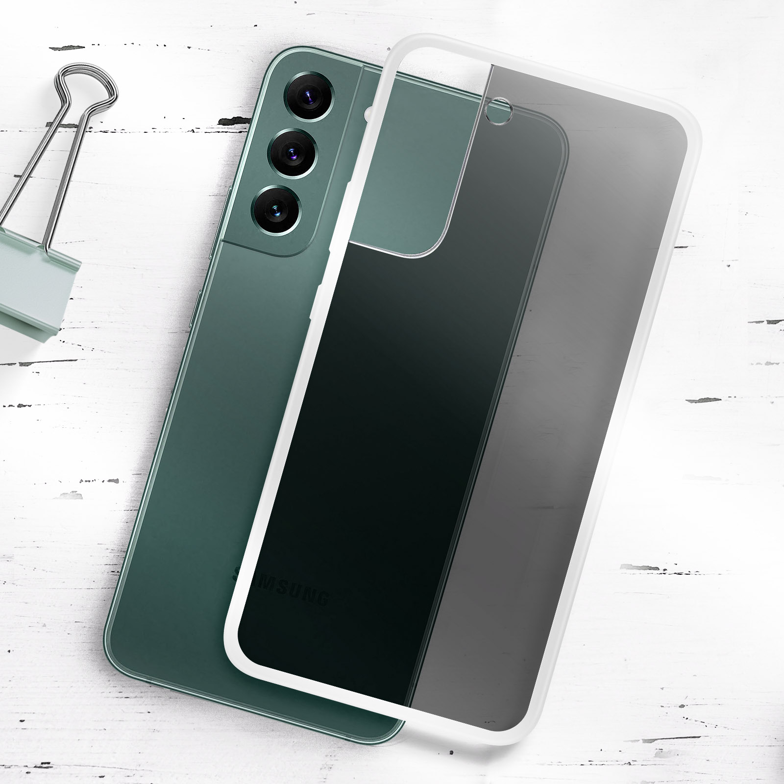 Een telefoon met een schermbeschermer op een wit oppervlak. De telefoon is groen.