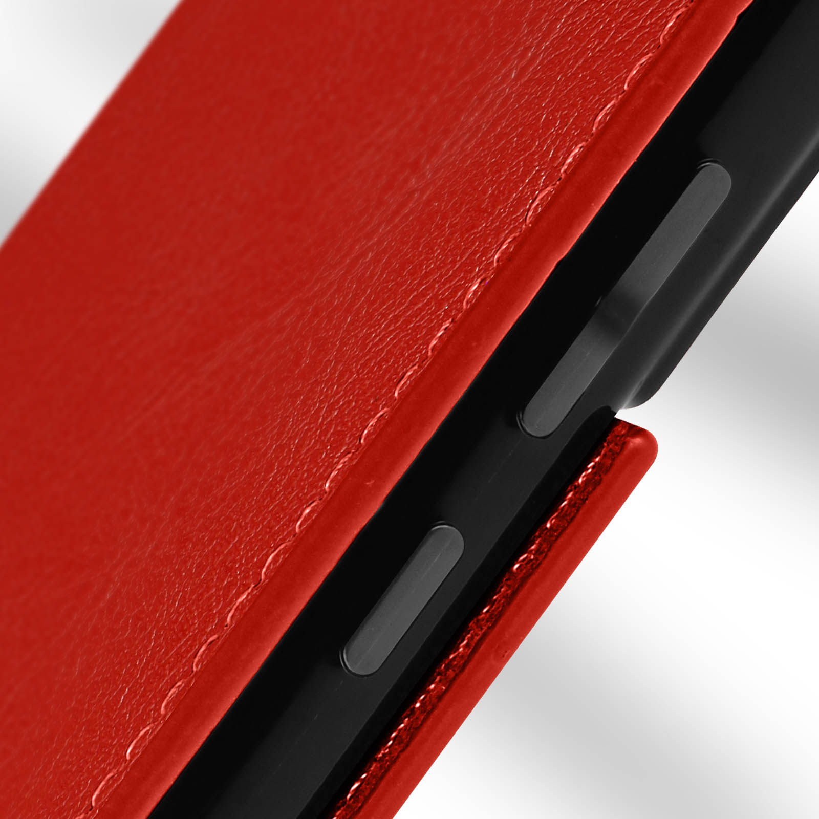 Un primo piano di una custodia rossa per telefono con un telefono nero all'interno. La custodia ha un dettaglio cucito.