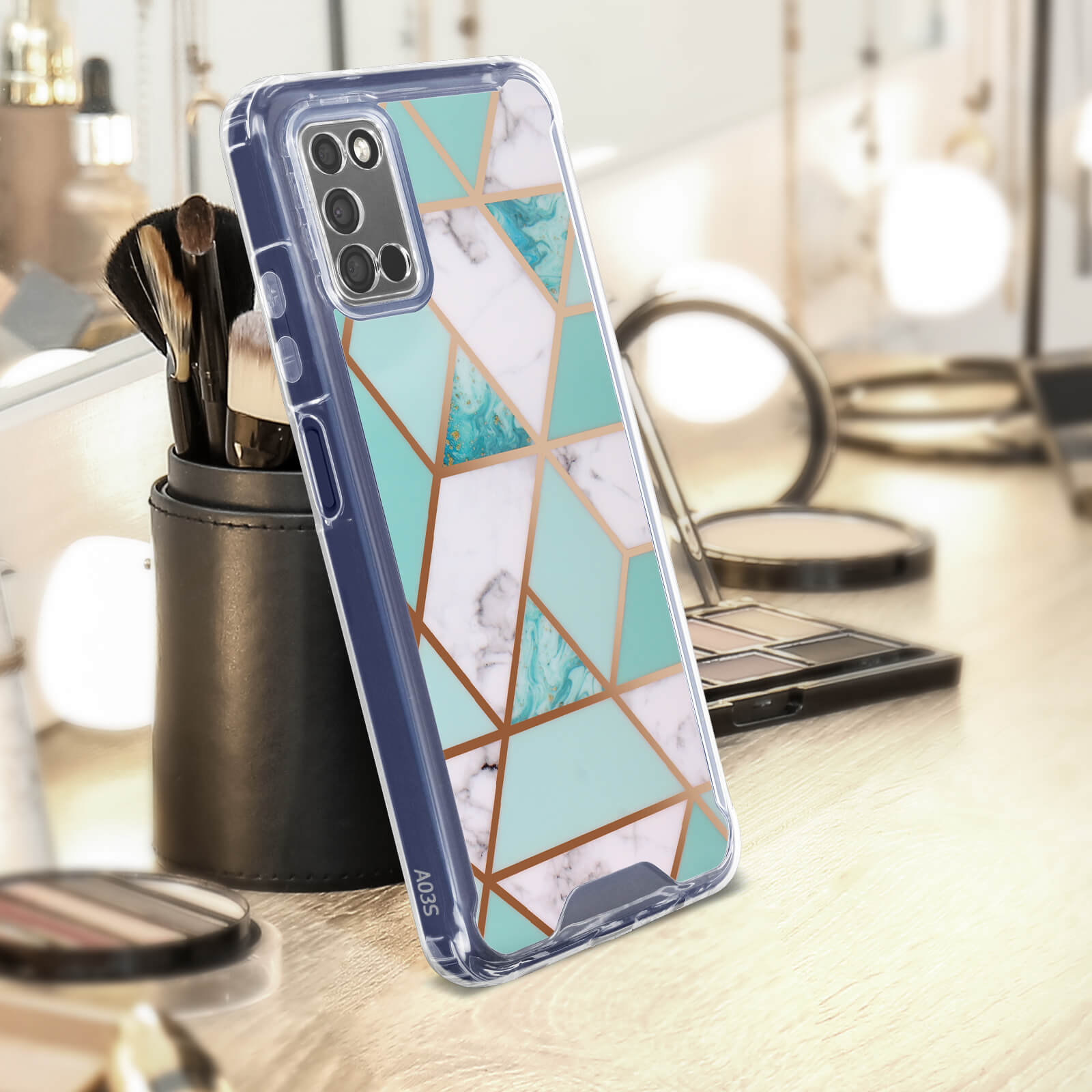 Telefoonhoesje op een tafel met make-up borstels en een palet op de achtergrond.