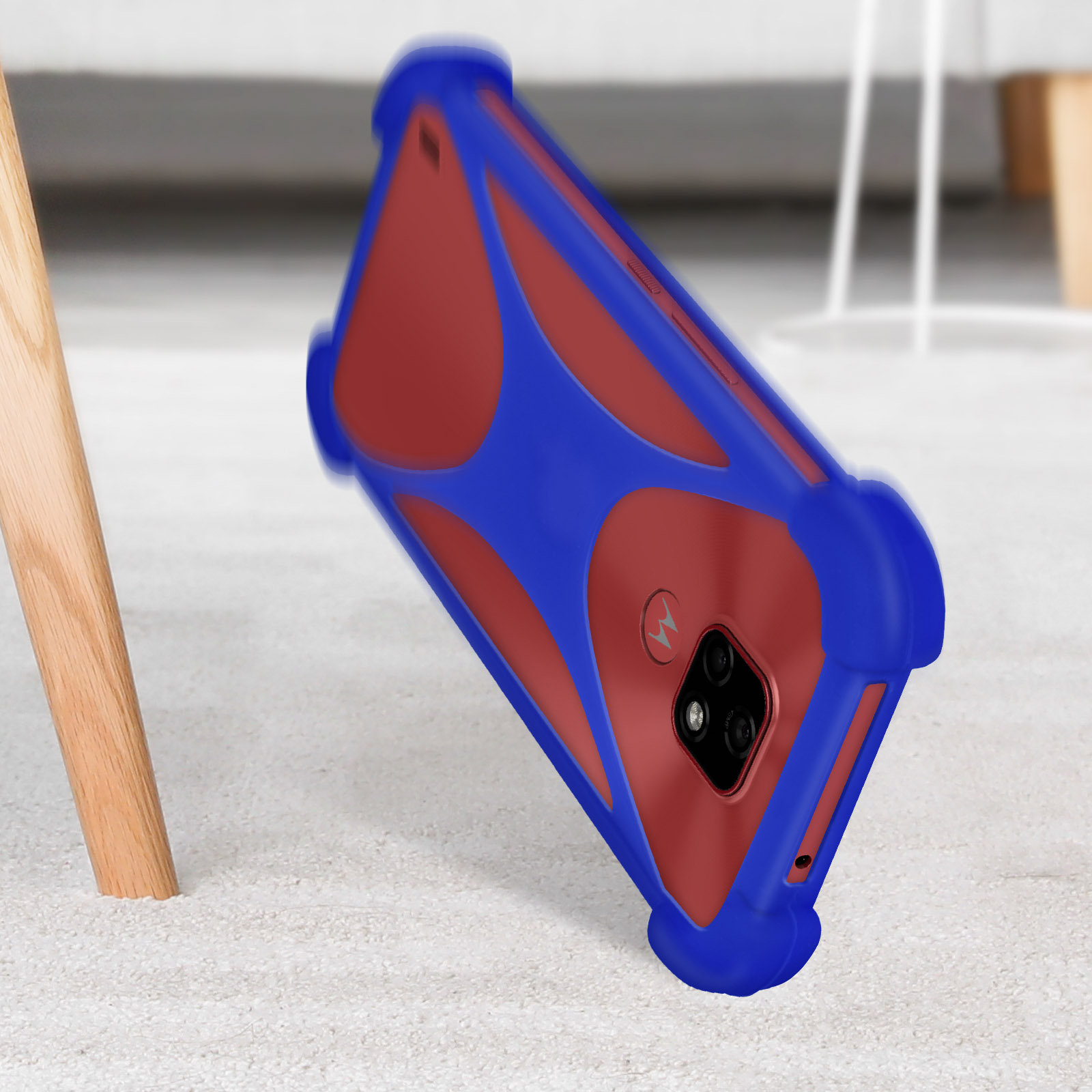 Blaue und rote Handyhülle auf dem Boden. Telefon ist innen. Hülle hat einzigartiges Design.