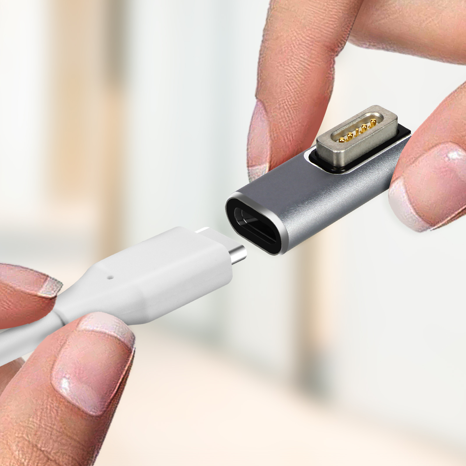 Mani che tengono un cavo del caricatore. Il cavo ha una spina USB-C bianca.
