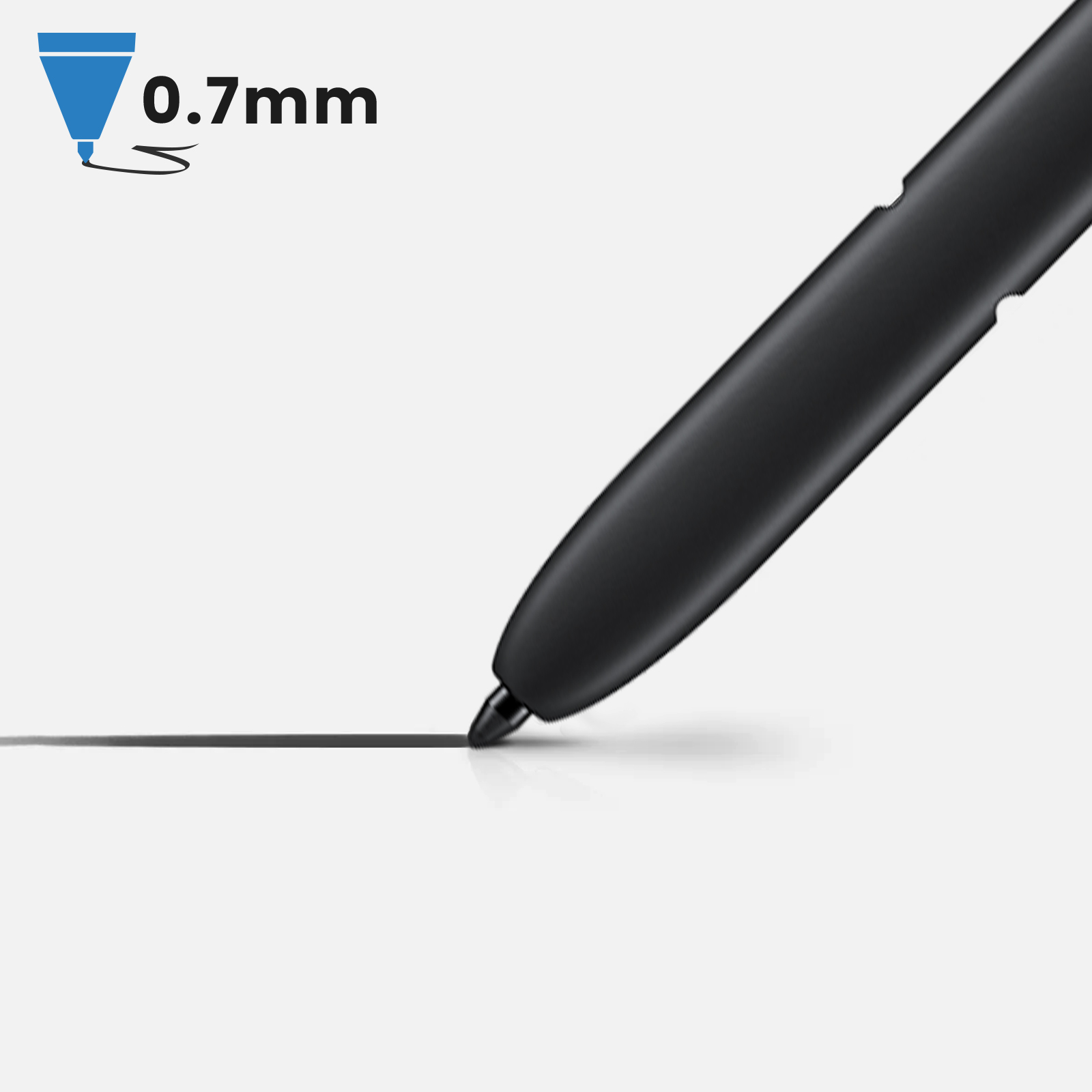 Eine schwarze Stiftspitze, die auf eine weiße Oberfläche schreibt. Text: '0,7 mm'.