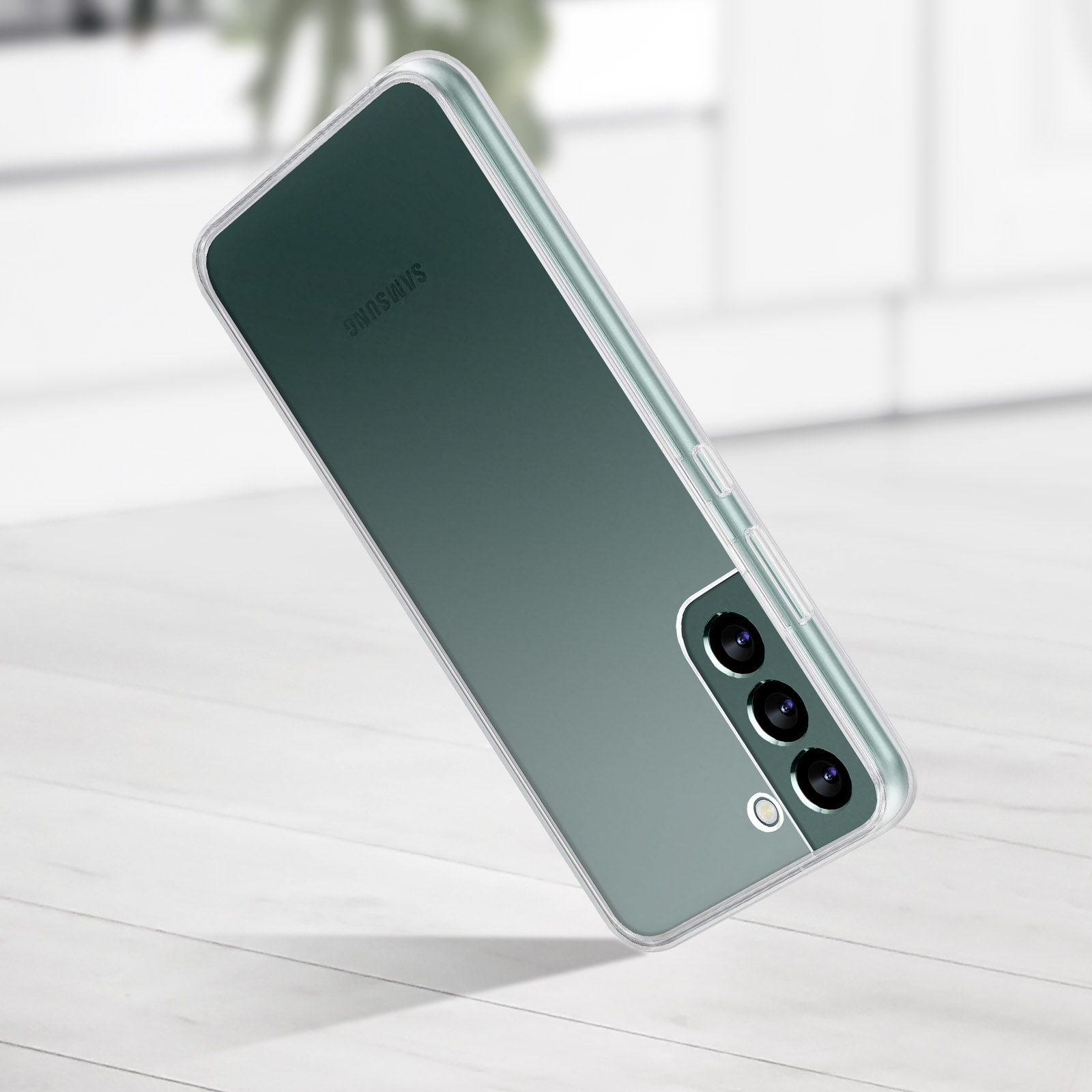Teléfono Samsung verde en una funda transparente, en ángulo sobre una superficie de madera.