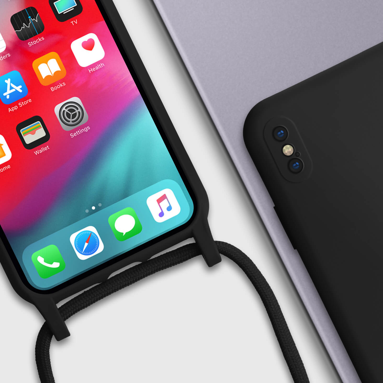 Un iPhone avec un cordon, affichant des applications. Une coque noire à côté.
