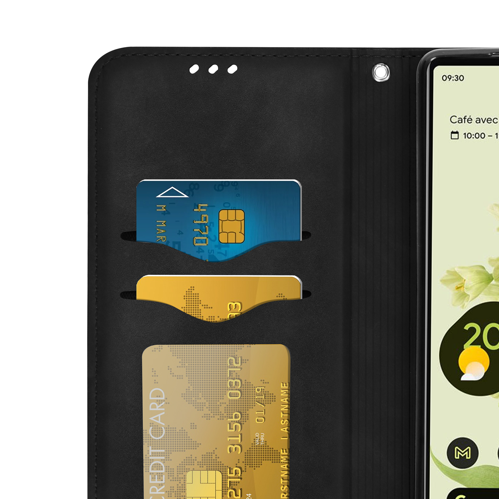 Een close-up van een telefoonhoesje met creditcardvakjes en een telefoon die de tijd en het weer weergeeft.