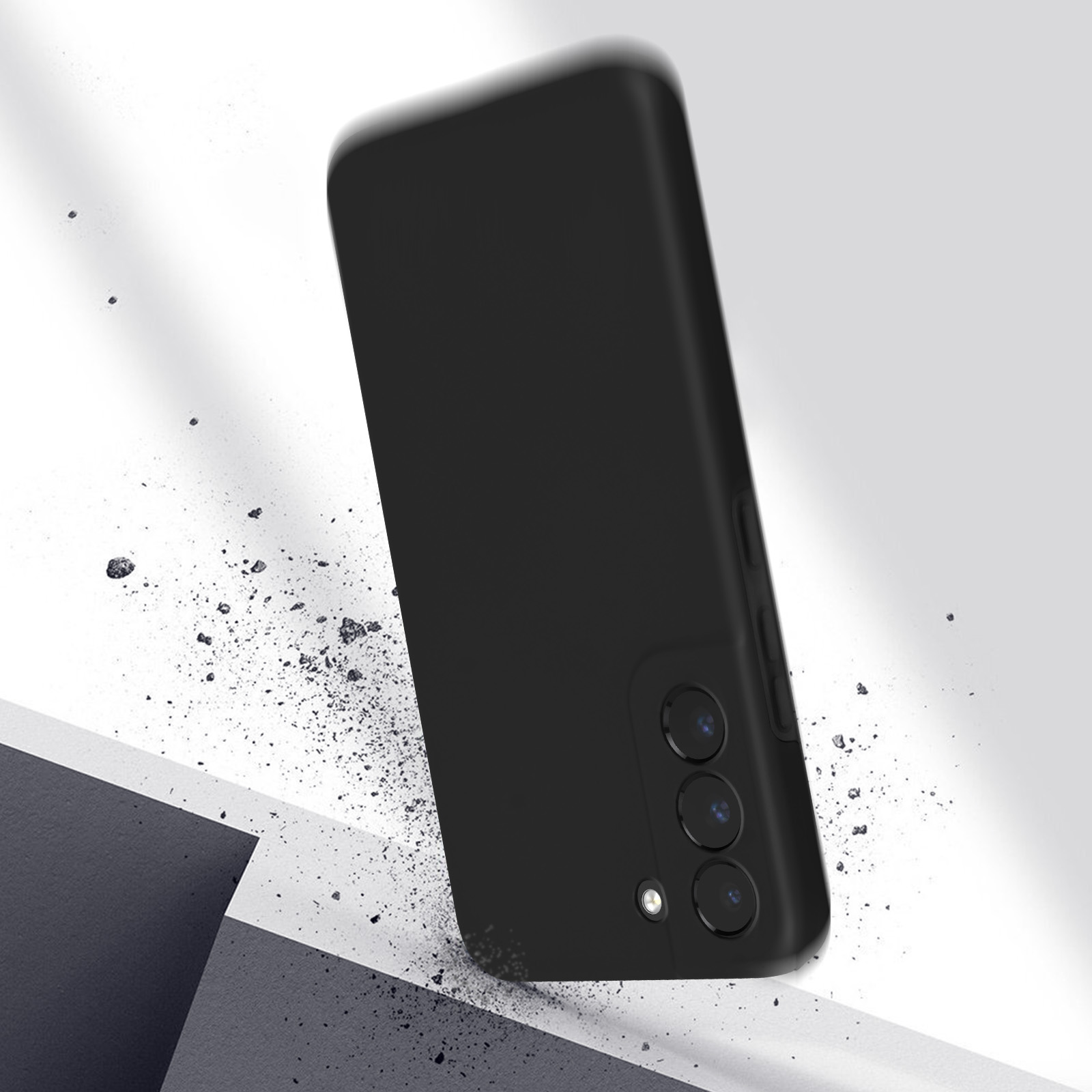 Coque de téléphone noire posée sur une surface avec des débris.