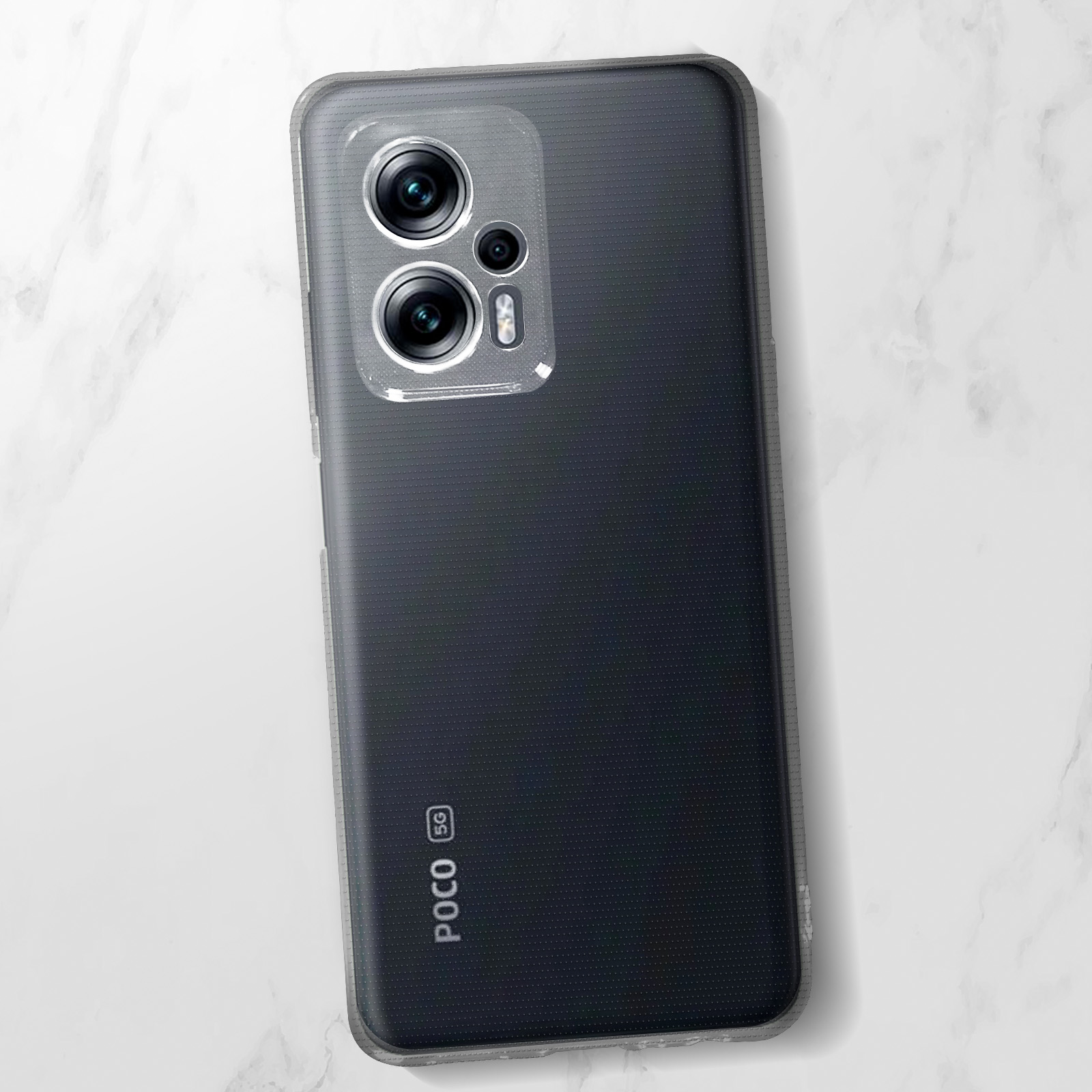 Telefon in transparenter Hülle. Telefon hat Poco-Logo. Der Hintergrund ist eine weiß-graue Marmorstruktur.