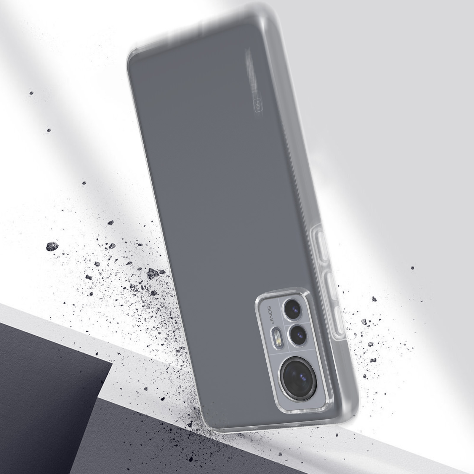 Coque de téléphone grise tombant, avec des taches, sur un fond blanc et gris.