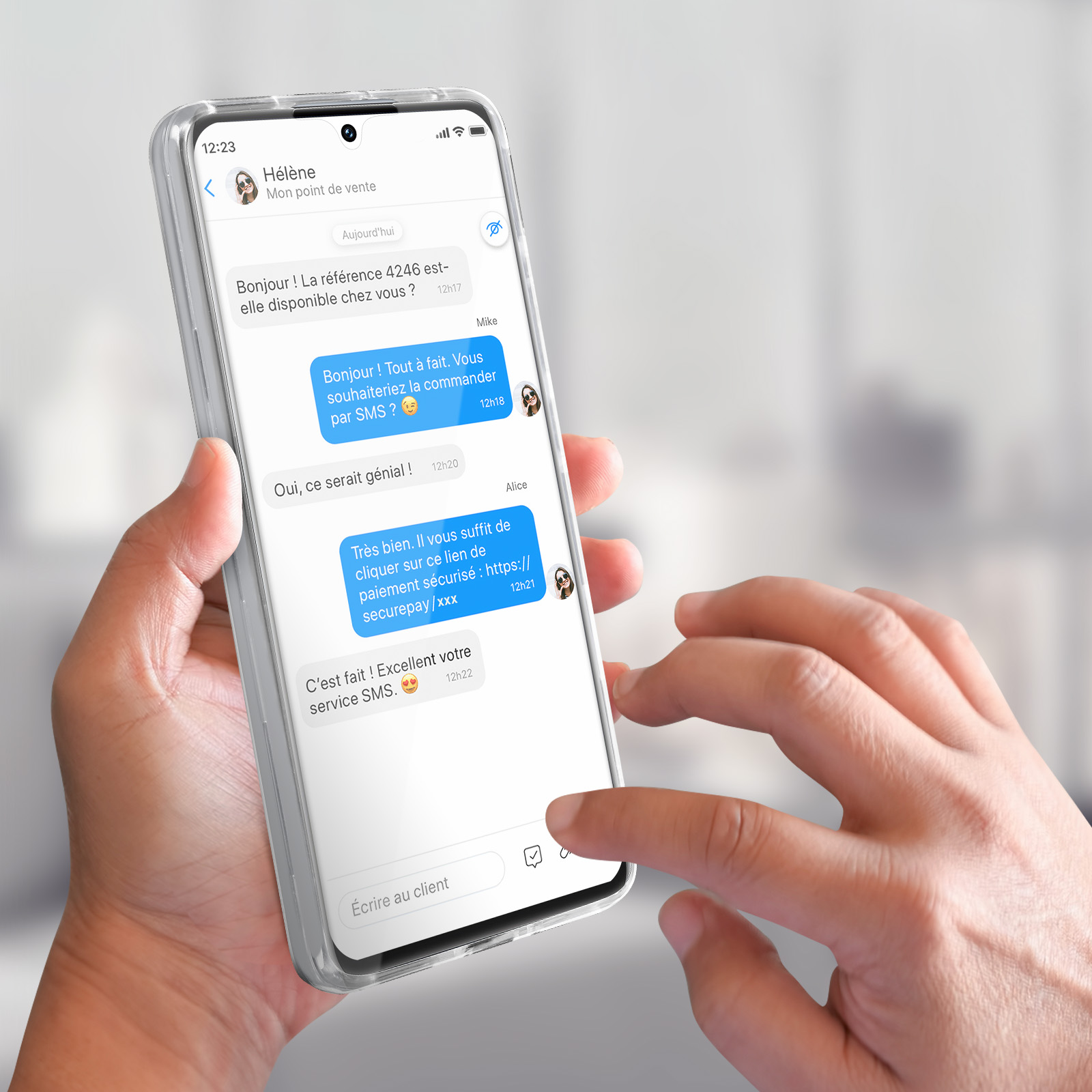 Un téléphone dans un étui transparent affiche une conversation de chat. Des mains tiennent le téléphone.