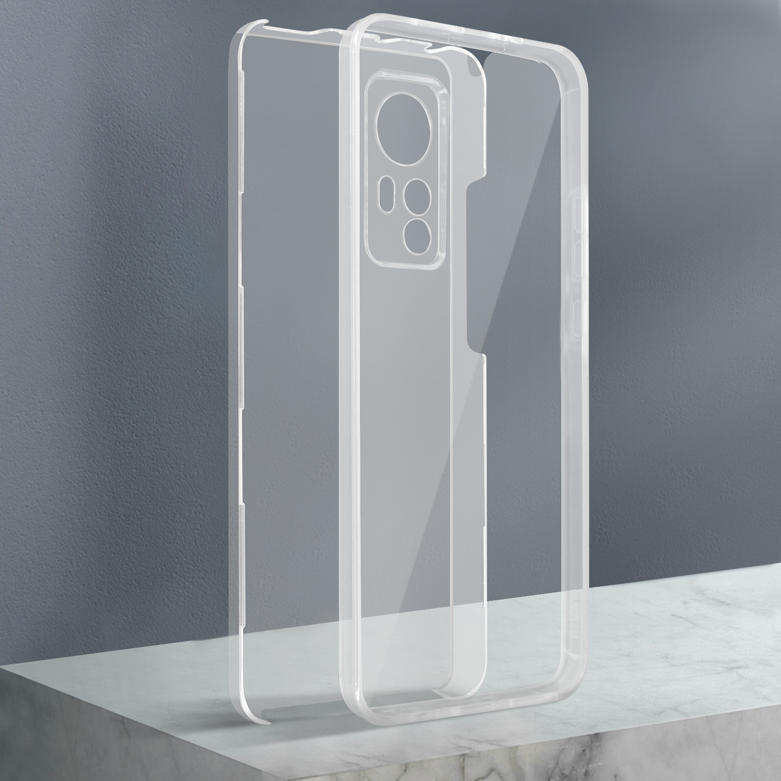 Un étui de téléphone transparent est sur une surface en marbre, contre un fond gris clair.