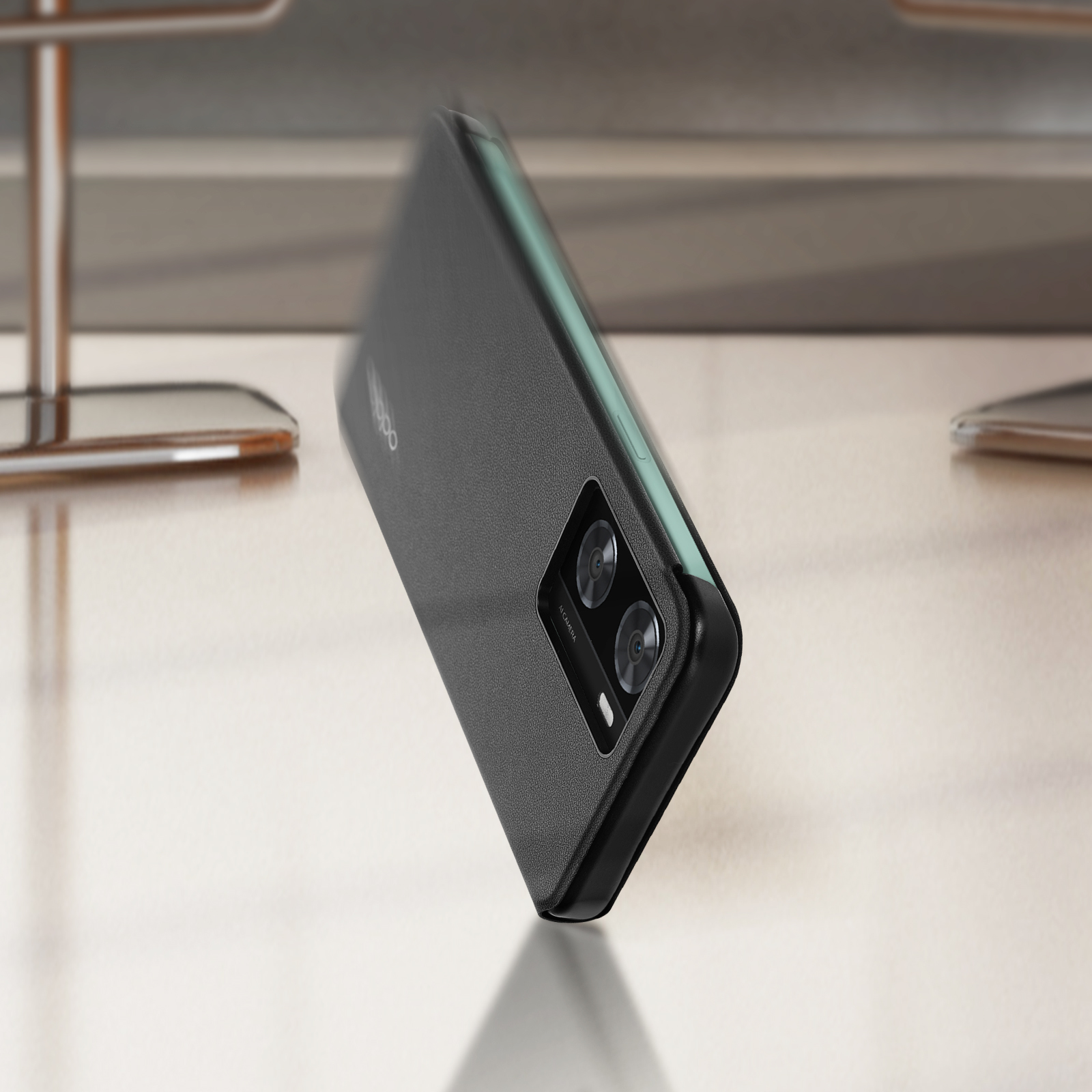 Una custodia per telefono nera è mostrata su un tavolo. Il telefono è nero e ha il logo Oppo.