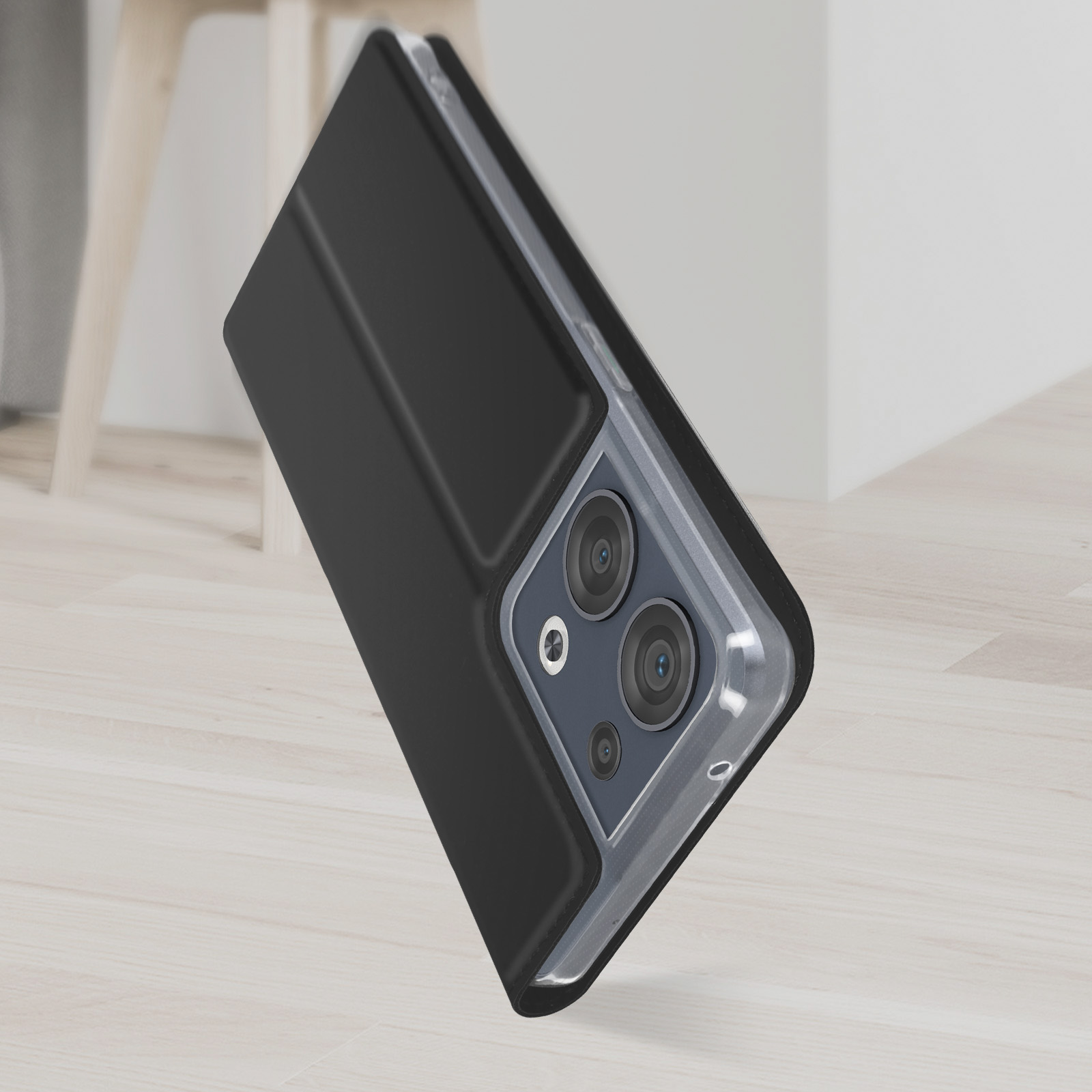Custodia nera per telefono con fori per fotocamera, parzialmente aperta, su legno.