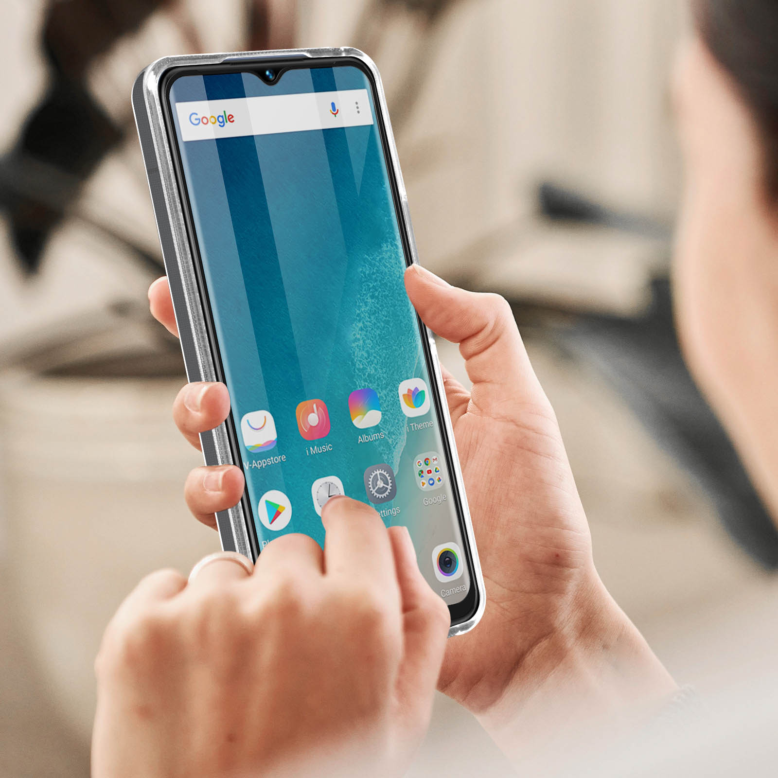 Hand hält ein Telefon mit App-Symbolen. Google-Suchleiste ist sichtbar.