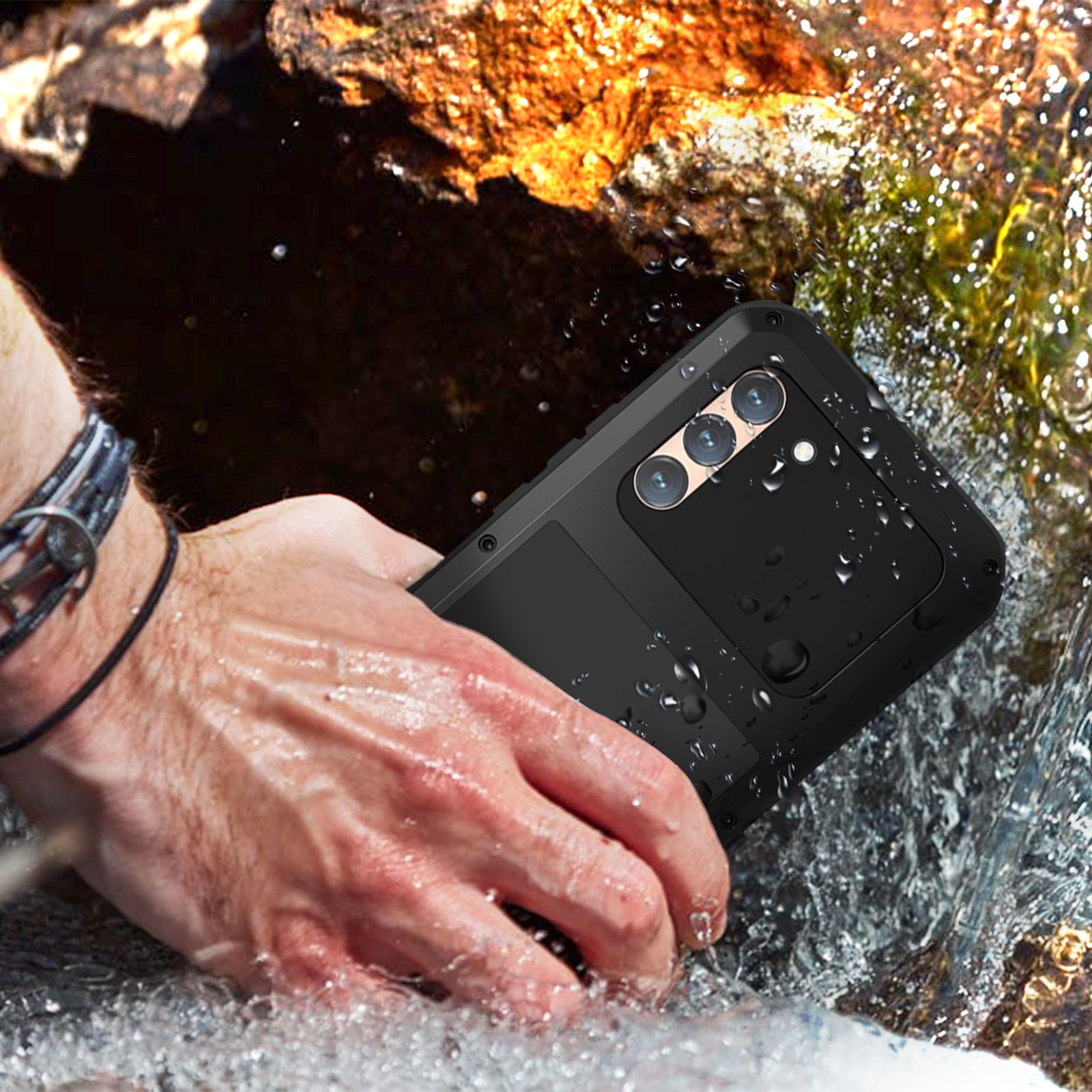 Eine schwarze Handyhülle mit Wassertropfen darauf, gehalten von einer Person im Wasser.