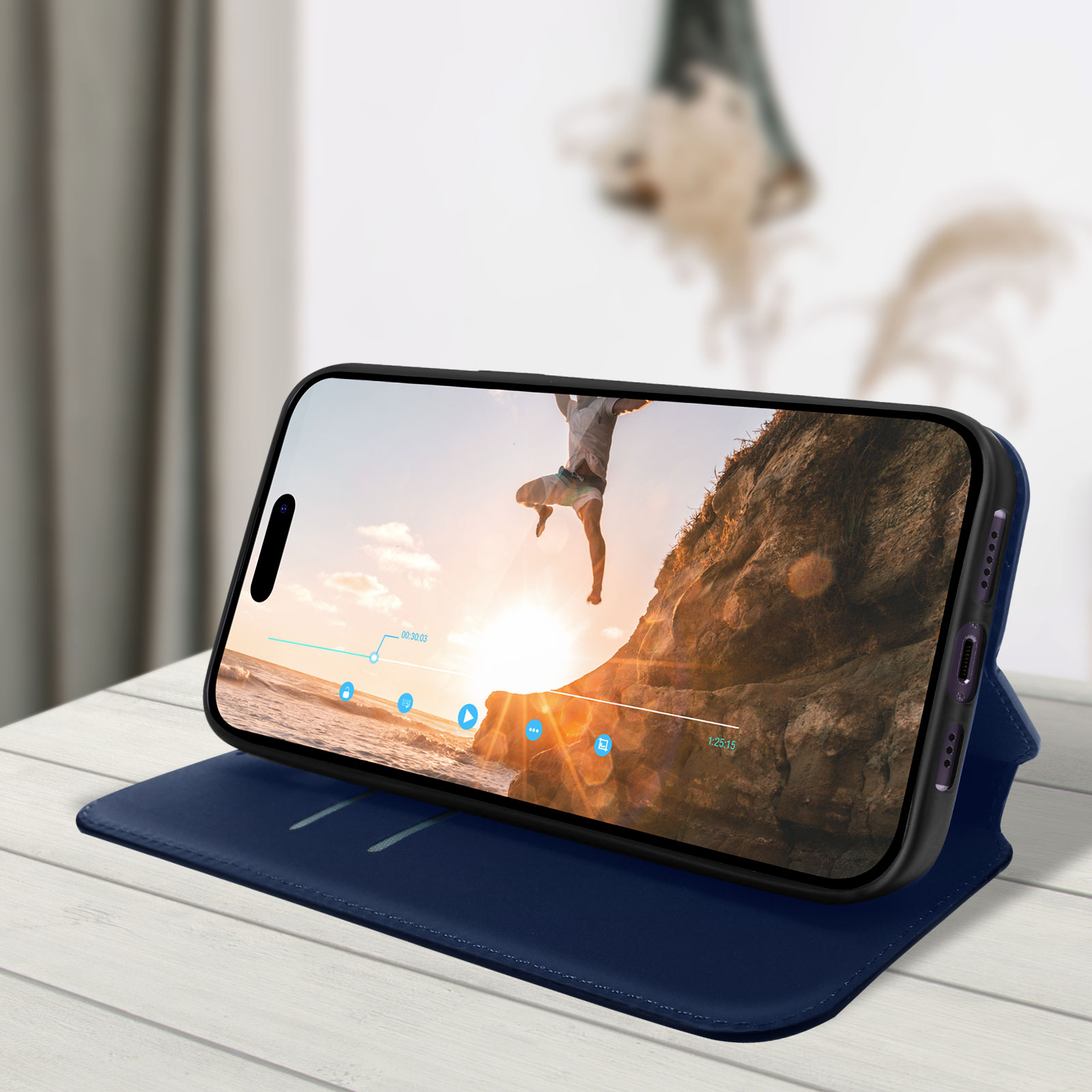 Un téléphone affiche une vidéo d'un homme sautant d'une falaise, étui ouvert.