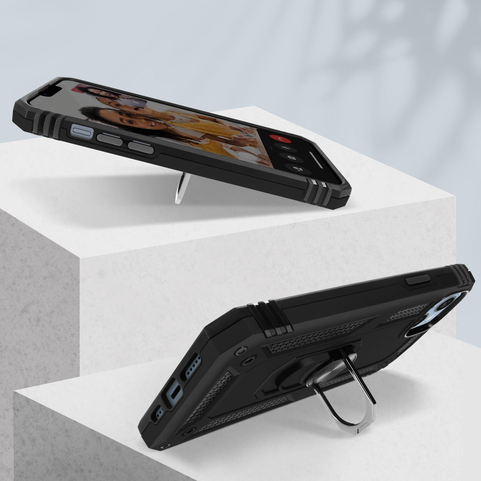 Twee zwarte telefoonhoesjes met standaards, een met een scherm dat een video afspeelt.